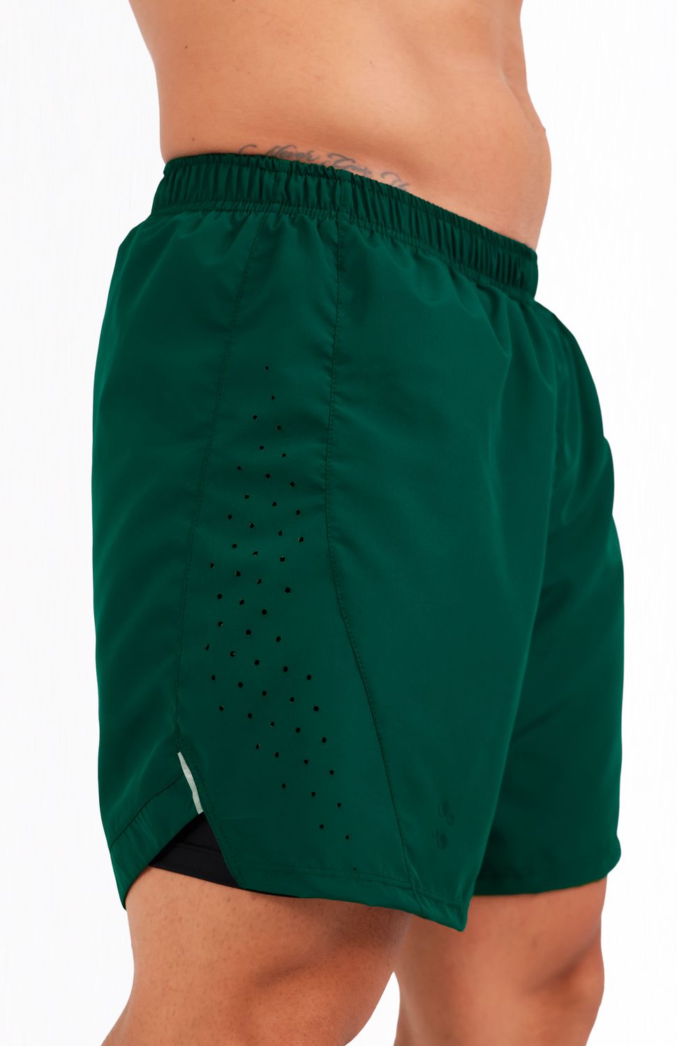 Pantaloneta de alto rendimiento que combina comodidad y tecnología en una sola prenda. Incluye boxer interno de compresión que proporciona soporte muscular y reduce la fricción durante el ejercicio, tejido liviano de secado, largo sobre la rodilla para óptima movilidad, elongación mecánica para movimientos sin restricciones, perforaciones con tecnología láser para máxima ventilación y bolsillo posterior con cierre seguro para objetos personales.
Ideal para Running, Gym , Entrenamientos de alta intensidad donde necesitas soporte, ventilación y almacenamiento seguro.
 
 https://static.wixstatic.com/media/02498f_d8fe1ea3df914f7e9759d56dc14e4b8c~mv2.jpg 
 90000 
 true 
 765474163,574087863,573463925
