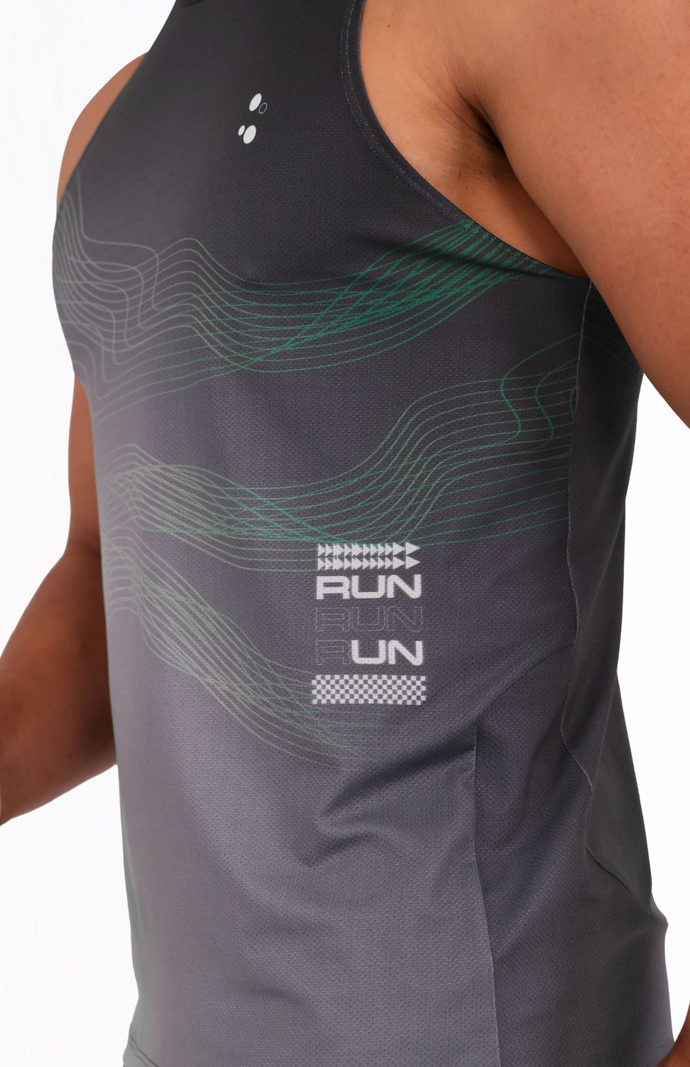 Entrena sin límites con nuestra camiseta running ,gracias nuestro tejido microperforado de alta ventilación que mantiene tu cuerpo fresco mientras corres. Su fit semiajustado se adapta a tu movimiento sin restringir, ideal tambien para pesas o crossfit. Material de secado rápido que distrubuye la humedad de manera uniforme.
Ideal para: Gym, Crossfit, Running, Entrenamiento funcional.

 
 https://static.wixstatic.com/media/02498f_1396673592e14e4b878746a3708163f4~mv2.jpg 
 70000 
 true 
 765474163,574087863,573463925