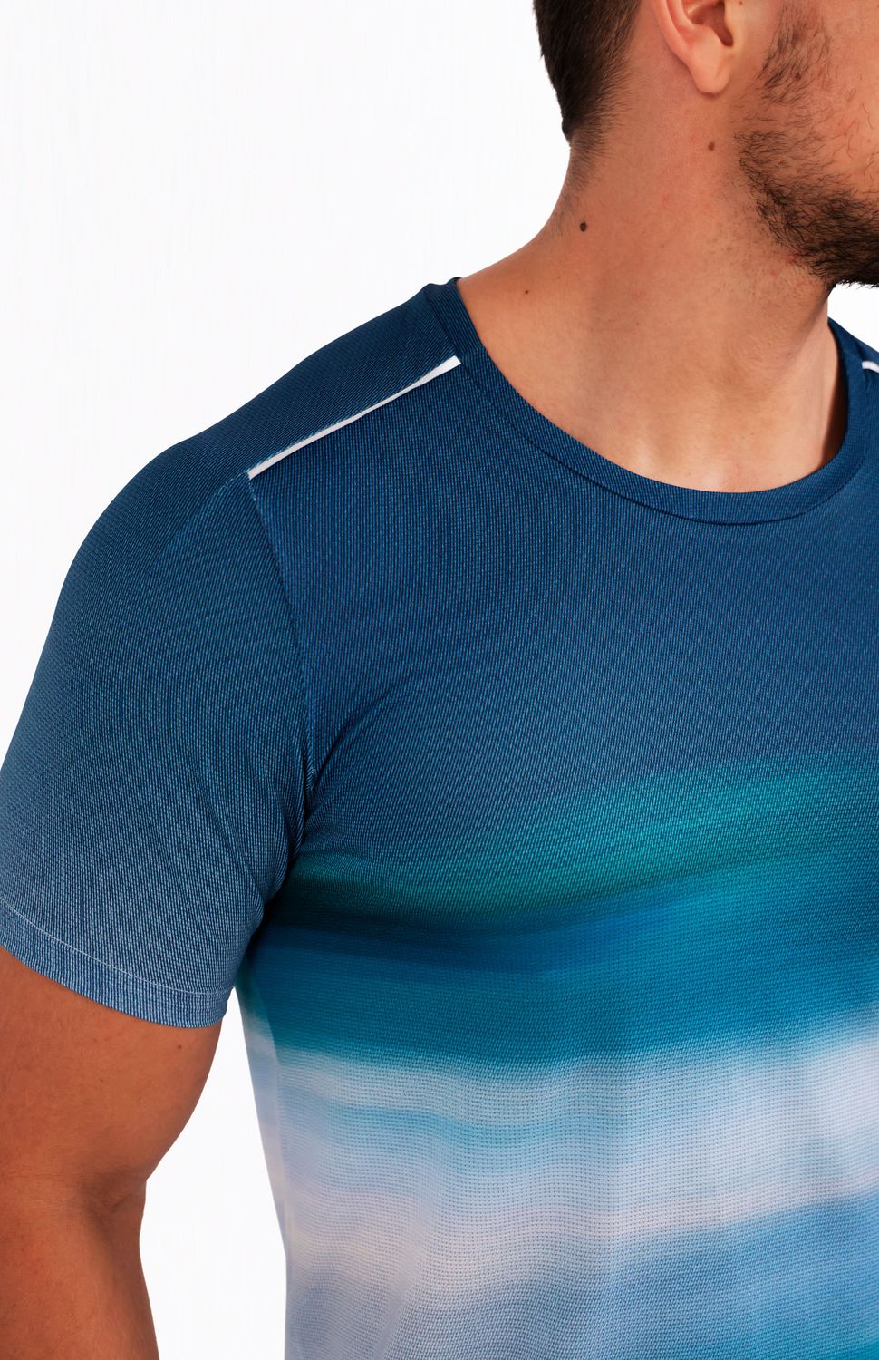 Corre sin límites con nuestra camiseta running manga corta, gracias a nuestro tejido microperforado de alta ventilación que mantiene tu cuerpo fresco mientras corres. Su fit semiajustado se adapta a tu movimiento sin restringir, ideal tambien para pesas o crossfit . Material de secado rápido que distrubuye la humedad de manera uniforme, reflectivos frontales para visibilidad extra en entrenamientos en exteriores y condiciones de baja visibilidad.
Ideal para: Gym, Crossfit, Running, Entrenamiento funcional.

 
 https://static.wixstatic.com/media/02498f_c195ef3fa13747fc95931f28073afad1~mv2.jpg 
 85000 
 true 
 765474163,574087863,573463925