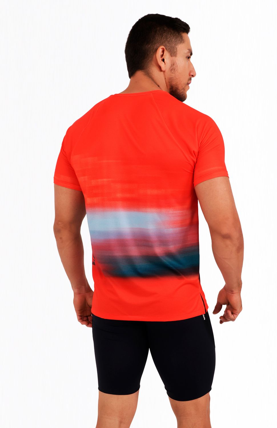 Corre sin límites con nuestra camiseta running manga corta, gracias a nuestro tejido microperforado de alta ventilación que mantiene tu cuerpo fresco mientras corres. Su fit semiajustado se adapta a tu movimiento sin restringir, ideal tambien para pesas o crossfit . Material de secado rápido que distrubuye la humedad de manera uniforme, reflectivos frontales para visibilidad extra en entrenamientos en exteriores y condiciones de baja visibilidad.
Ideal para: Gym, Crossfit, Running, Entrenamiento funcional.

 
 https://static.wixstatic.com/media/02498f_c195ef3fa13747fc95931f28073afad1~mv2.jpg 
 85000 
 true 
 765474163,574087863,573463925