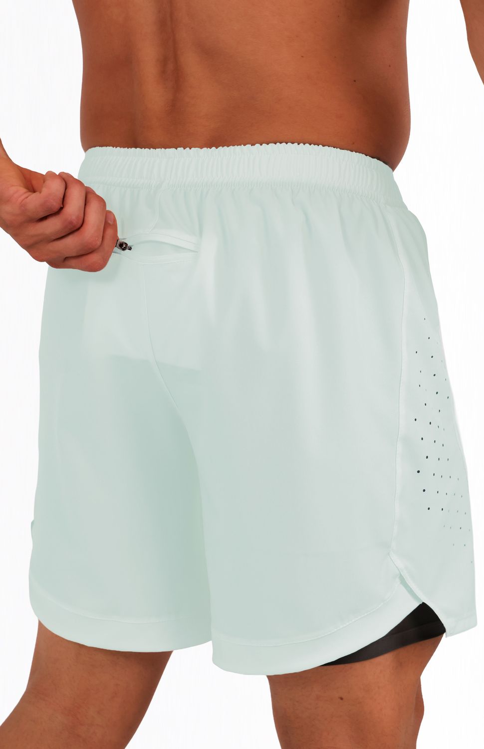 Pantaloneta de alto rendimiento que combina comodidad y tecnología en una sola prenda. Incluye boxer interno de compresión que proporciona soporte muscular y reduce la fricción durante el ejercicio, tejido liviano de secado, largo sobre la rodilla para óptima movilidad, elongación mecánica para movimientos sin restricciones, perforaciones con tecnología láser para máxima ventilación y bolsillo posterior con cierre seguro para objetos personales.
Ideal para Running, Gym , Entrenamientos de alta intensidad donde necesitas soporte, ventilación y almacenamiento seguro.
 
 https://static.wixstatic.com/media/02498f_d8fe1ea3df914f7e9759d56dc14e4b8c~mv2.jpg 
 90000 
 true 
 765474163,574087863,573463925