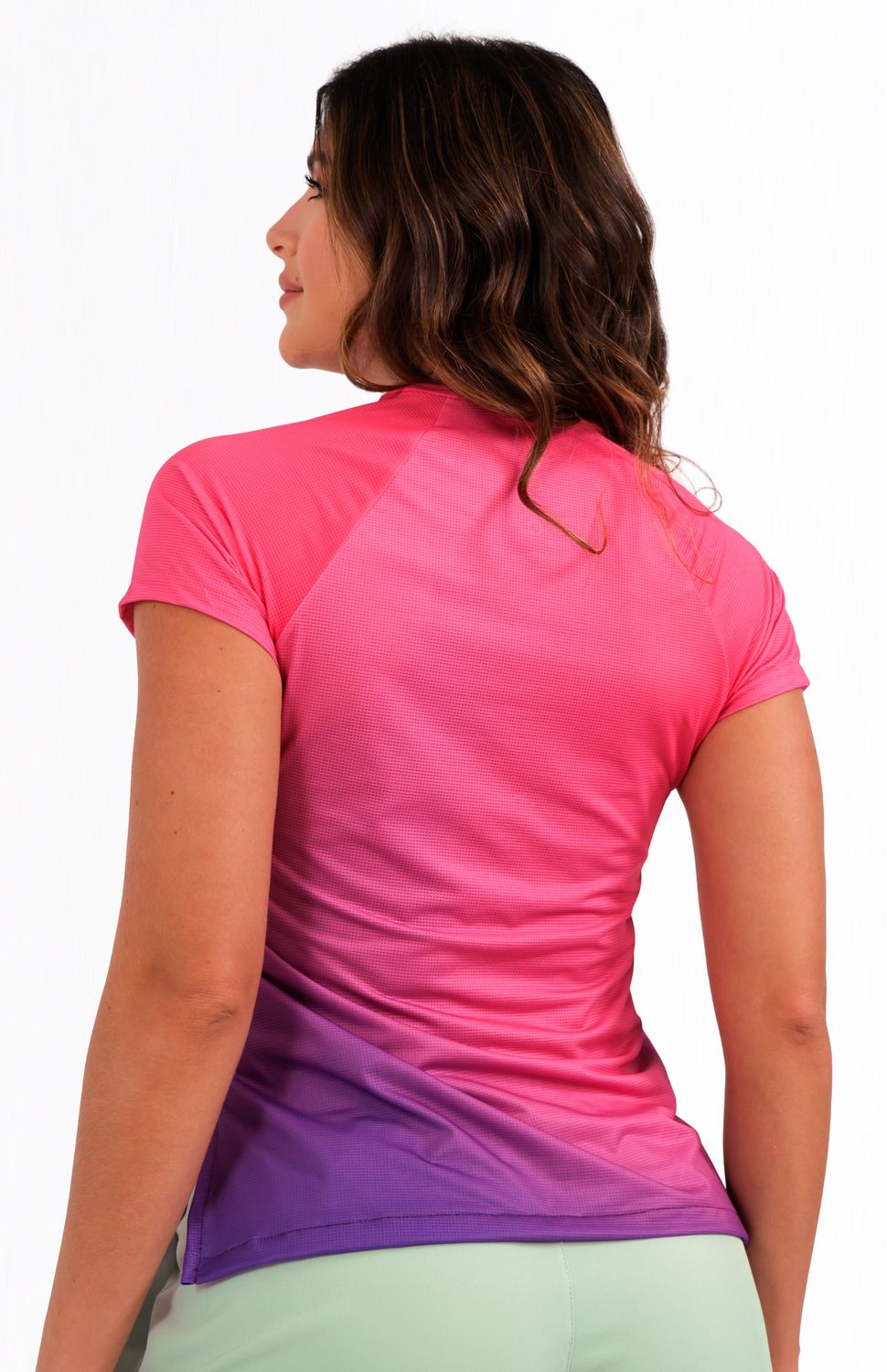Corre sin límites con nuestra camiseta running manga corta ,gracias nuestro tejido microperforado de alta ventilación que mantiene tu cuerpo fresco mientras corres . Su fit semiajustado se adapta a tu movimiento sin restringir, ideal tambien para pesas o crossfit . su manga tiene un diseño exclusivo que se ajusta a el fit de tu cuerpo evitando rozaduras Material de secado rápido que distrubuye la humedad de manera uniforme ,reflectivos frontales para visibilidad extra en entrenamientos en exteriores y condiciones de baja visibilidad.
Ideal para: Gym, crossfit, running, entrenamiento funcional.
 
 https://static.wixstatic.com/media/02498f_7cd98df4b731458b902e0eaddef97d81~mv2.jpg 
 80000 
 true 
 765474163,574087863,573463925
