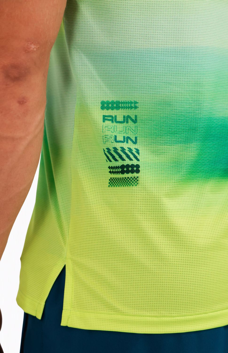 Corre sin límites con nuestra camiseta running manga corta, gracias a nuestro tejido microperforado de alta ventilación que mantiene tu cuerpo fresco mientras corres. Su fit semiajustado se adapta a tu movimiento sin restringir, ideal tambien para pesas o crossfit . Material de secado rápido que distrubuye la humedad de manera uniforme, reflectivos frontales para visibilidad extra en entrenamientos en exteriores y condiciones de baja visibilidad.
Ideal para: Gym, Crossfit, Running, Entrenamiento funcional.

 
 https://static.wixstatic.com/media/02498f_c195ef3fa13747fc95931f28073afad1~mv2.jpg 
 85000 
 true 
 765474163,574087863,573463925