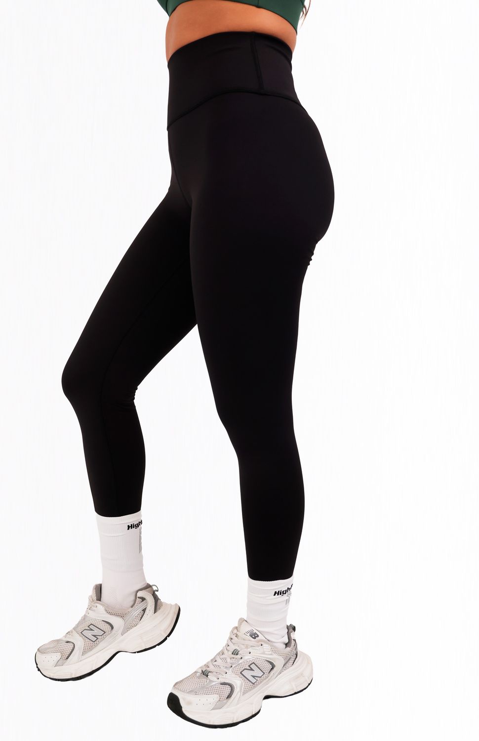 Los leggings esenciales para tus entrenamientos más intensos,diseñados con tela de alta resistencia que te brinda confianza total en cada movimiento. A prueba de squats-tela de alta densidad y resistencia que mantiene su forma sin importar qué tan profundo sea tu squat,tela compresiva de secado rápido que moldea,sostiene y elimina la humedad eficientemente,cintura alta con pretina ancha de para control abdominal y ajuste seguro sin resbalar,bolsillos laterales estratégicamente ubicados para llevar tu celular o llaves,máxima comodidad que se mueve contigo en sentadillas,estocadas y cualquier ejercicio.
Ideales para entrenamientos de pierna, yoga, pilates o cualquier actividad de alto impacto.Entrena con total seguridad y confianza en cada repetición.
105000
true
765474163,574087863,573463925
https://video.wixstatic.com/video/02498f_72daf7685a84404a9d5c2e5aedc4da13/1080p/mp4/file.mp4