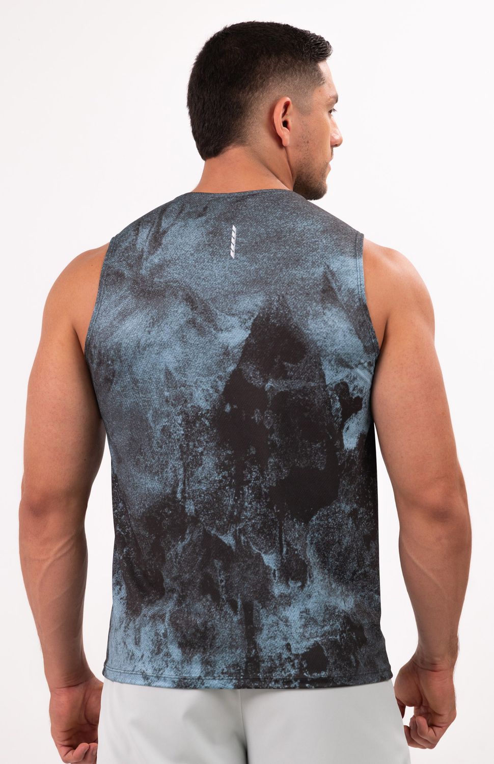 Entrena sin límites con nuestra camiseta running ,gracias nuestro tejido microperforado de alta ventilación que mantiene tu cuerpo fresco mientras corres. Su fit semiajustado se adapta a tu movimiento sin restringir, ideal tambien para pesas o crossfit . Material de secado rápido que distribuye la humedad de manera uniforme ,reflectivos frontales para visibilidad extra en entrenamientos en exteriores y condiciones de baja visibilidad.
Ideal para: Gym, Crossfit, Running, Entrenamiento funcional.
 
 https://static.wixstatic.com/media/02498f_5df65aa0f4af467dac1d02d941c63cc5~mv2.jpg 
 86000 
 true 
 765474163,574087863,573463925