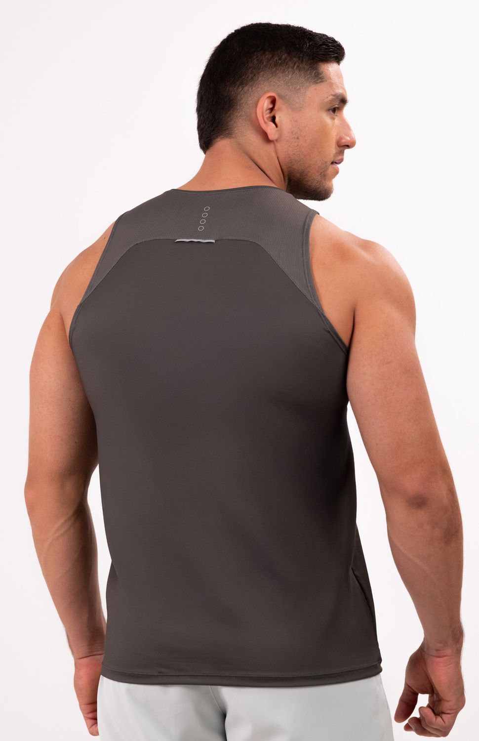 Esta camiseta esqueleto en tejido liviano microperforado, ofrece flujo de aire constante, manteniendo tu cuerpo fresco mientras levantas peso. Su diseño garantiza libertad total de movimiento y una ventilación superior, material ultraligero de secado rápido que elimina la humedad en segundos, ideal para esas sesiones donde das todo en el gym.
Ideal para: Gym, Levantamiento de pesas, Entrenamiento funcional, Crossfit.
 
 "https://static.wixstatic.com/media/02498f_6664442b3052428d85520d078e842bf2~mv2.jpg" 
 86000 
 true 
 765474163,574087863,573463925