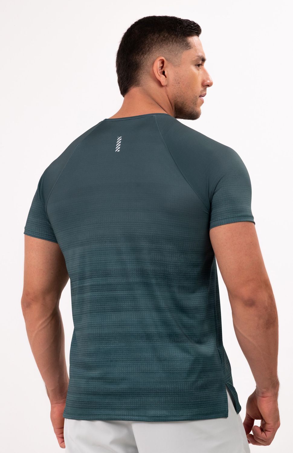 Corre sin límites con nuestra camiseta running manga corta, gracias a nuestro tejido microperforado de alta ventilación que mantiene tu cuerpo fresco mientras corres. Su fit semiajustado se adapta a tu movimiento sin restringir, ideal tambien para pesas o crossfit . Material de secado rápido que distrubuye la humedad de manera uniforme, reflectivos frontales para visibilidad extra en entrenamientos en exteriores y condiciones de baja visibilidad.
Ideal para: Gym, Crossfit, Running, Entrenamiento funcional.
 
 "https://static.wixstatic.com/media/02498f_27d904e222294eb1b19fd8b99eaa6fb9~mv2.jpg" 
 86000 
 true 
 765474163,574087863,573463925