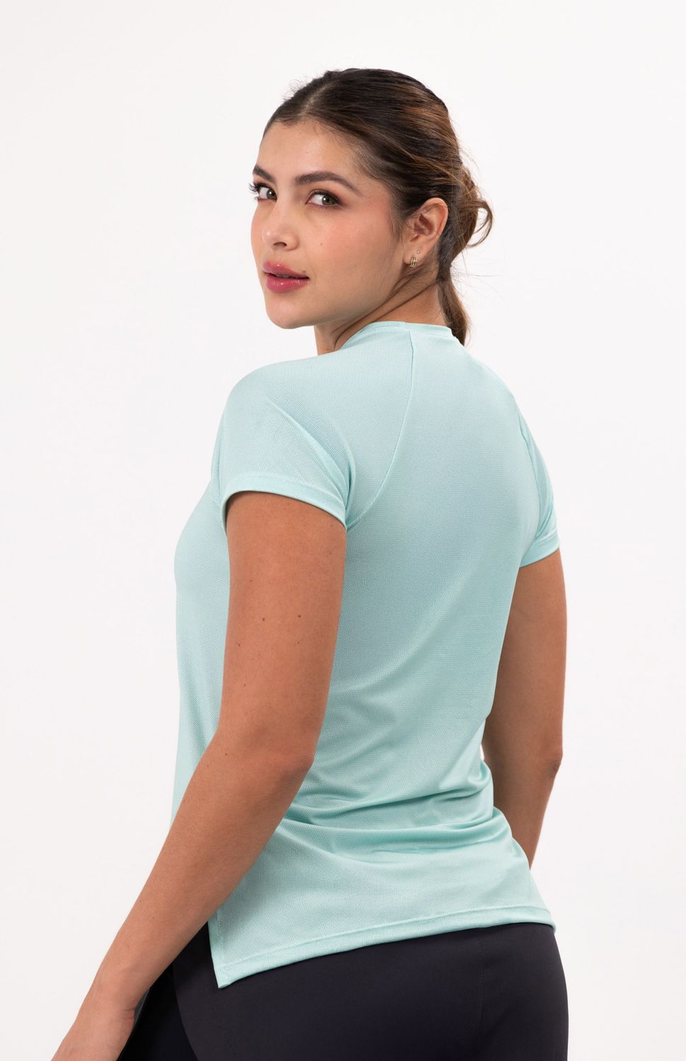 Corre sin límites con nuestra camiseta running manga corta ,gracias nuestro tejido microperforado de alta ventilación que mantiene tu cuerpo fresco mientras corres . Su fit semiajustado se adapta a tu movimiento sin restringir, ideal tambien para pesas o crossfit . su manga tiene un diseño exclusivo que se ajusta a el fit de tu cuerpo evitando rozaduras Material de secado rápido que distrubuye la humedad de manera uniforme ,reflectivos frontales para visibilidad extra en entrenamientos en exteriores y condiciones de baja visibilidad.
Ideal para: Gym, crossfit, running, entrenamiento funcional.
 
 
 85000 
 true 
 765474163,574087863,573463925 
 https://video.wixstatic.com/video/02498f_67503a00fde64eab91debd6ca27a4017/1080p/mp4/file.mp4