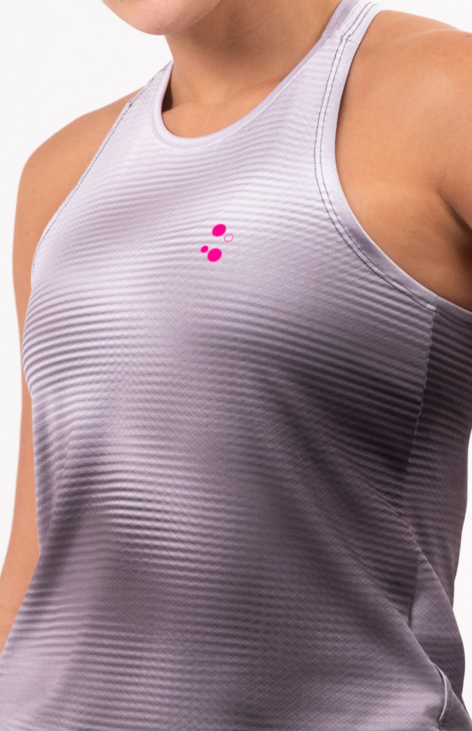 Corre sin preocupaciones nuestra camiseta running, gracias nuestro tejido microperforado de alta ventilación que mantiene tu cuerpo fresco mientras corres. Su fit semiajustado se adapta a tu movimiento sin restringir, ideal tambien para pesas o crossfit. Material de secado rápido que distrubuye la humedad de manera uniforme,reflectivos frontales para visibilidad extra en entrenamientos en exteriores y condiciones de baja visibilidad.
Ideal para: Gym, Crossfit, Running, Entrenamiento funcional.
 
 
 70000 
 true 
 765474163,574087863,573463925 
 https://video.wixstatic.com/video/02498f_b80b600de02241f5805e67a3141b09a7/1080p/mp4/file.mp4