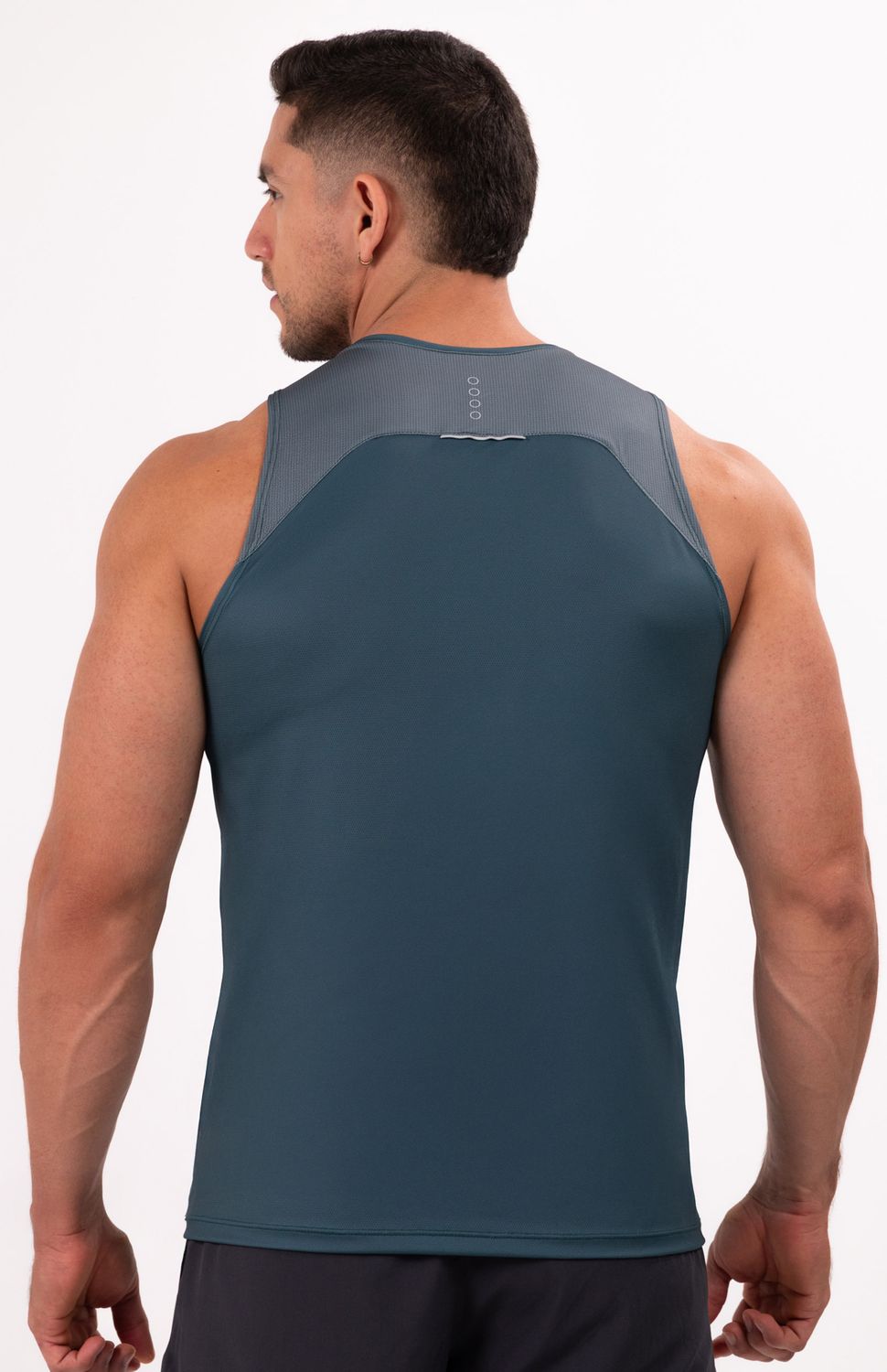 Esta camiseta esqueleto en tejido liviano microperforado, ofrece flujo de aire constante, manteniendo tu cuerpo fresco mientras levantas peso. Su diseño garantiza libertad total de movimiento y una ventilación superior, material ultraligero de secado rápido que elimina la humedad en segundos, ideal para esas sesiones donde das todo en el gym.
Ideal para: Gym, Levantamiento de pesas, Entrenamiento funcional, Crossfit.
 
 "https://static.wixstatic.com/media/02498f_6664442b3052428d85520d078e842bf2~mv2.jpg" 
 86000 
 true 
 765474163,574087863,573463925