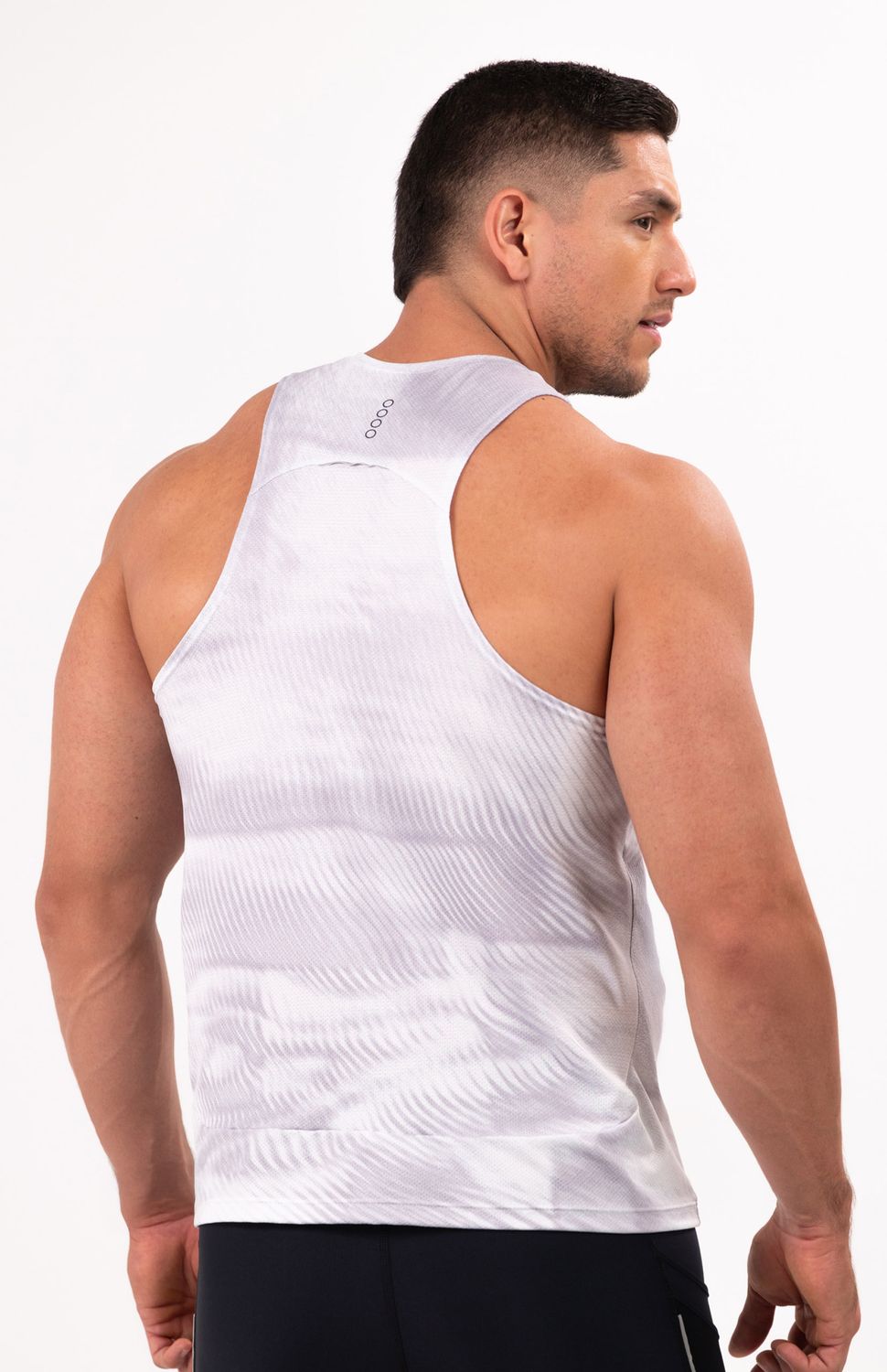 Entrena sin límites con nuestra camiseta running ,gracias nuestro tejido microperforado de alta ventilación que mantiene tu cuerpo fresco mientras corres. Su fit semiajustado se adapta a tu movimiento sin restringir, ideal tambien para pesas o crossfit. Material de secado rápido que distrubuye la humedad de manera uniforme.
Ideal para: Gym, Crossfit, Running, Entrenamiento funcional.
 
 "https://static.wixstatic.com/media/02498f_5d634f928ad94bcd8fc4565533d32526~mv2.jpg" 
 75000 
 true 
 765474163,574087863,573463925
