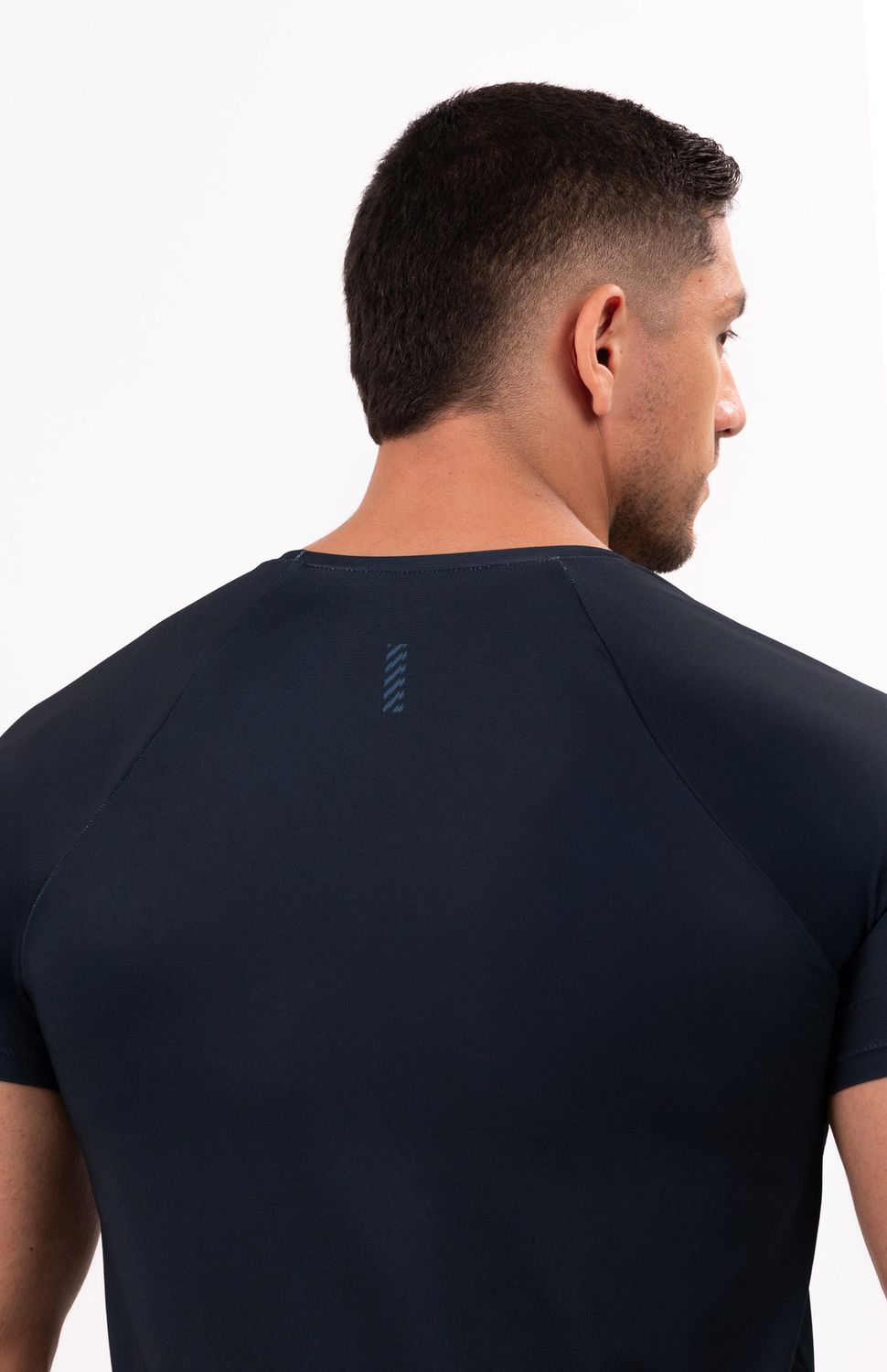 Corre sin límites con nuestra camiseta running manga corta, gracias a nuestro tejido microperforado de alta ventilación que mantiene tu cuerpo fresco mientras corres. Su fit semiajustado se adapta a tu movimiento sin restringir, ideal tambien para pesas o crossfit . Material de secado rápido que distrubuye la humedad de manera uniforme, reflectivos frontales para visibilidad extra en entrenamientos en exteriores y condiciones de baja visibilidad.
Ideal para: Gym, Crossfit, Running, Entrenamiento funcional.
 
 "https://static.wixstatic.com/media/02498f_27d904e222294eb1b19fd8b99eaa6fb9~mv2.jpg" 
 86000 
 true 
 765474163,574087863,573463925
