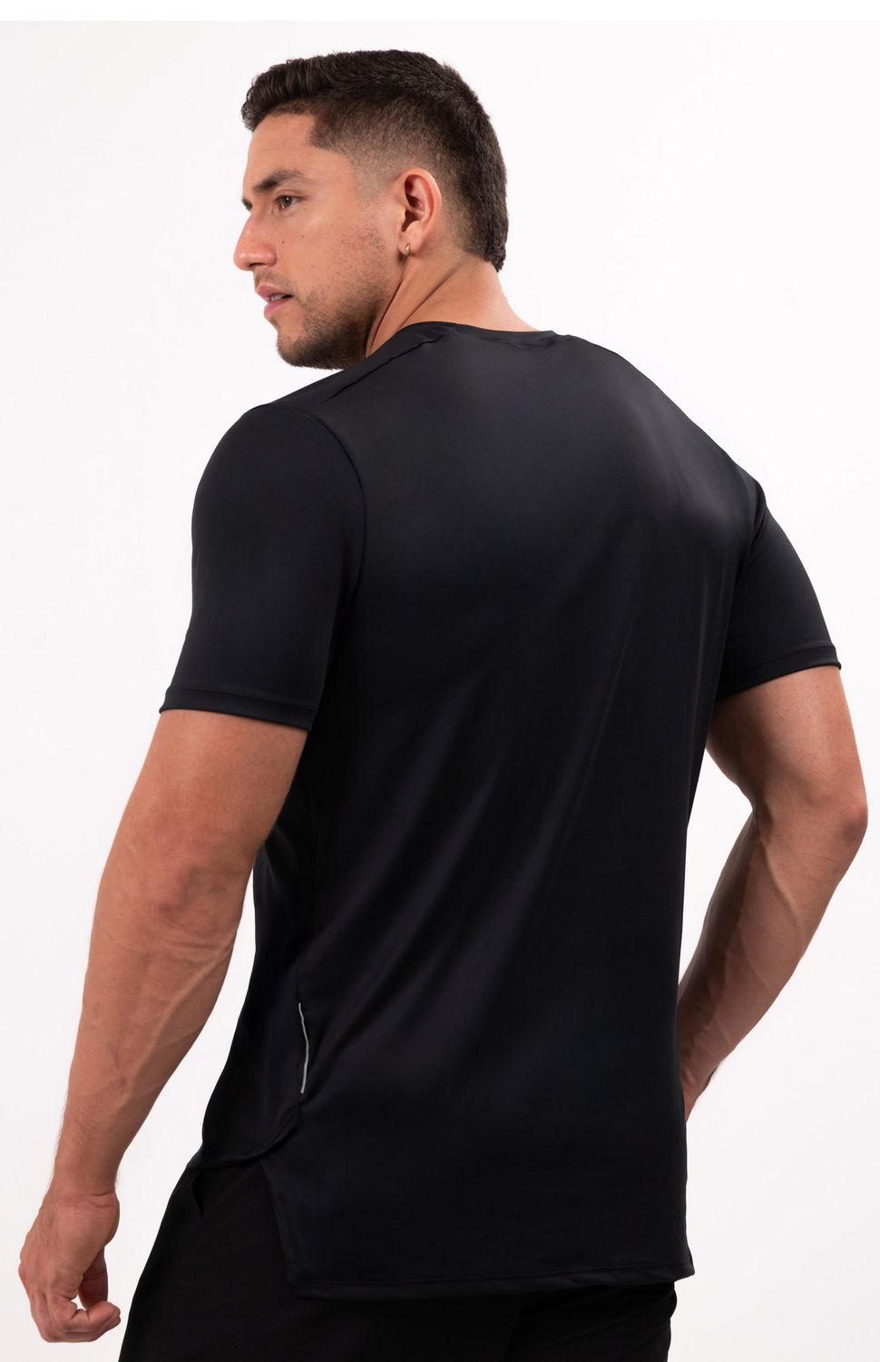 Diseñada para maximizar tu desempeño en cada entrenamiento, esta camiseta de manga corta combina tecnología y comodidad en una prenda esencial para el gimnasio.Su tecnología de secado rápido permite que la humedad se evapore rápidamente, manteniéndote seco y cómodo durante las sesiones de entrenamiento más intensas,Su diseño de manga corta favorece la ventilación y permite un rango completo de movimiento en los brazos. 
Ideal para:Gym,Levantamiento de pesas,Entrenamiento funcional,Crossfit.
 
 
 60000 
 true 
 765474163,574087863,573463925
