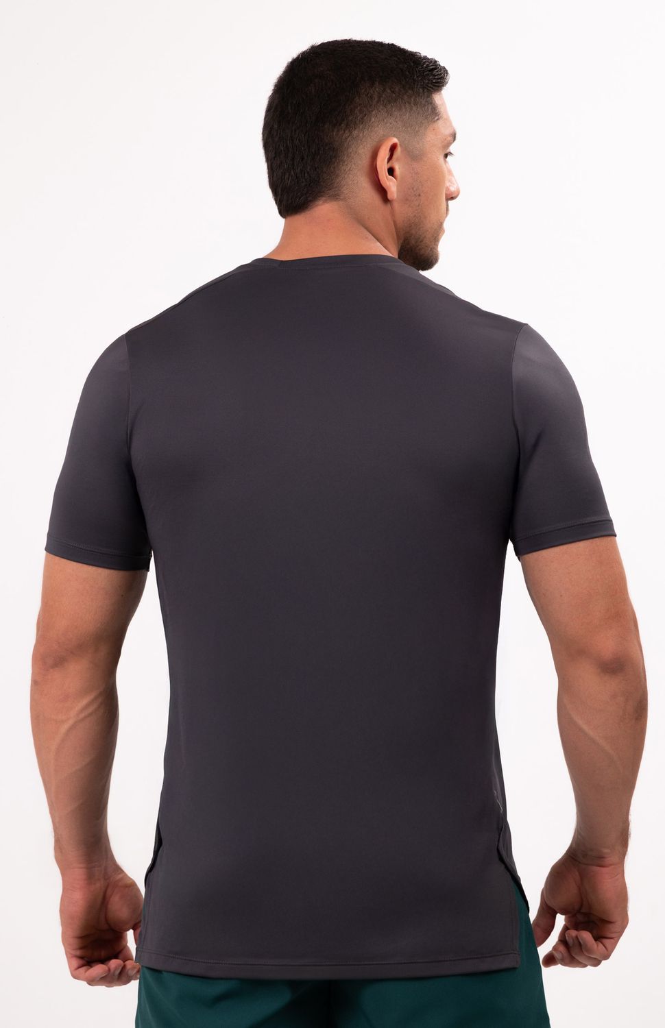 Diseñada para maximizar tu desempeño en cada entrenamiento, esta camiseta de manga corta combina tecnología y comodidad en una prenda esencial para el gimnasio.Su tecnología de secado rápido permite que la humedad se evapore rápidamente, manteniéndote seco y cómodo durante las sesiones de entrenamiento más intensas,Su diseño de manga corta favorece la ventilación y permite un rango completo de movimiento en los brazos. 
Ideal para:Gym,Levantamiento de pesas,Entrenamiento funcional,Crossfit.
 
 
 60000 
 true 
 765474163,574087863,573463925