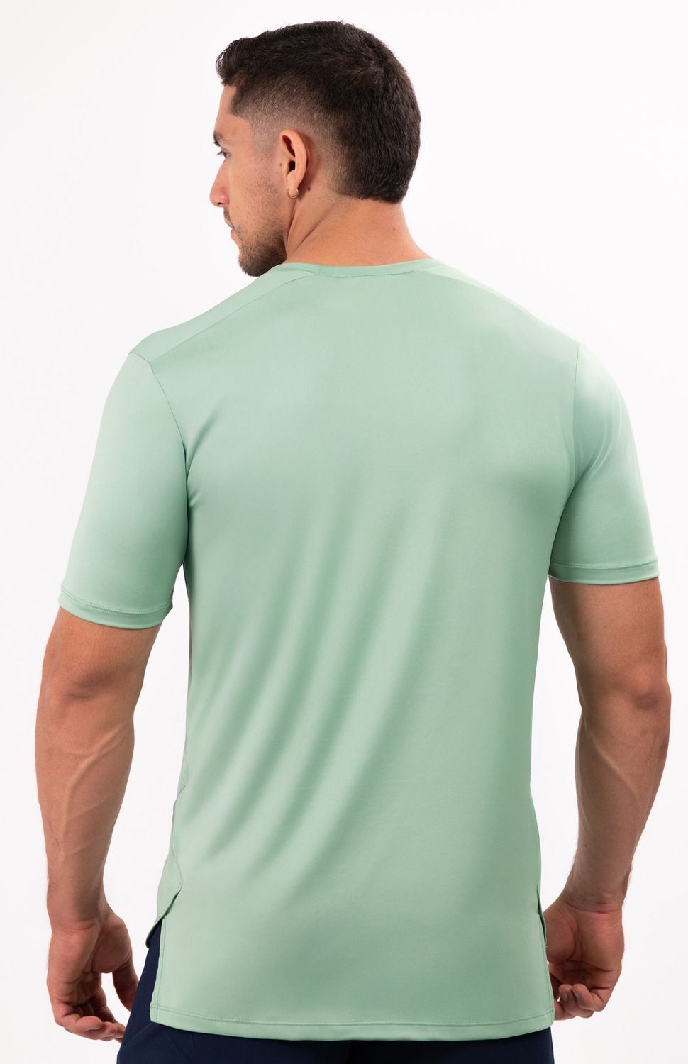 Diseñada para maximizar tu desempeño en cada entrenamiento, esta camiseta de manga corta combina tecnología y comodidad en una prenda esencial para el gimnasio.Su tecnología de secado rápido permite que la humedad se evapore rápidamente, manteniéndote seco y cómodo durante las sesiones de entrenamiento más intensas,Su diseño de manga corta favorece la ventilación y permite un rango completo de movimiento en los brazos. 
Ideal para:Gym,Levantamiento de pesas,Entrenamiento funcional,Crossfit.
 
 
 60000 
 true 
 765474163,574087863,573463925