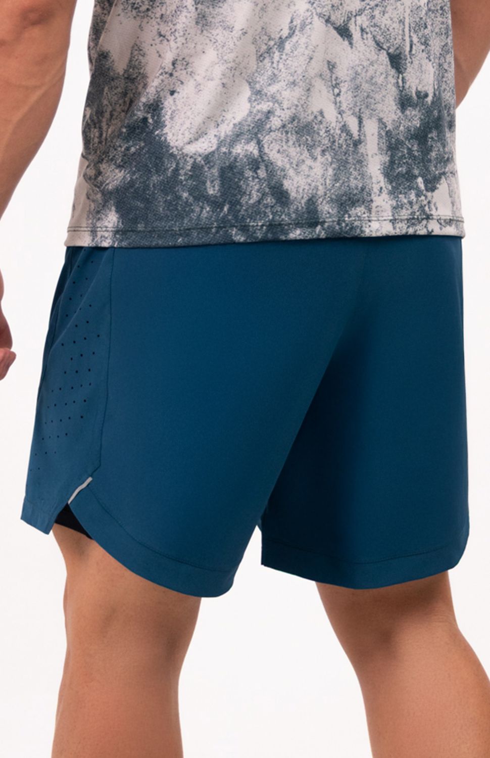 Pantaloneta de alto rendimiento que combina comodidad y tecnología en una sola prenda. Incluye boxer interno de compresión que proporciona soporte muscular y reduce la fricción durante el ejercicio, tejido liviano de secado, largo sobre la rodilla para óptima movilidad, elongación mecánica para movimientos sin restricciones, perforaciones con tecnología láser para máxima ventilación y bolsillo posterior con cierre seguro para objetos personales.
Ideal para Running, Gym , Entrenamientos de alta intensidad donde necesitas soporte, ventilación y almacenamiento seguro.
 
 "https://static.wixstatic.com/media/02498f_644de4f016ac45618a898e6a1e386546~mv2.jpg" 
 110000 
 true 
 765474163,574087863,573463925