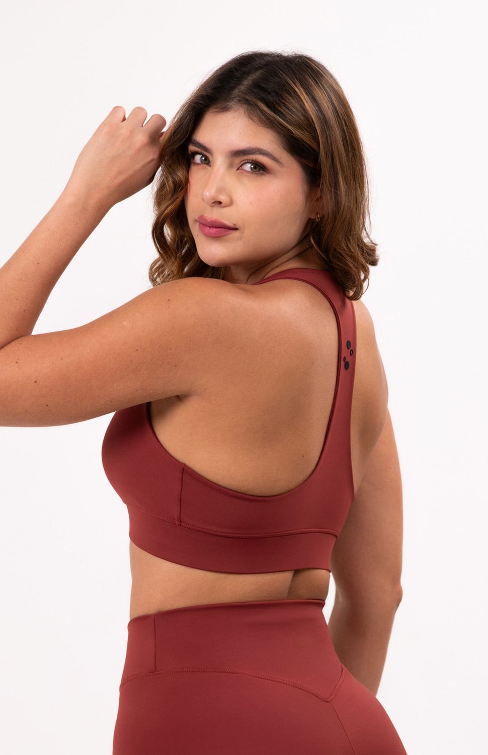 Muévete con confianza total, Top deportivo con espalda tipo tank top para máxima ventilación. Fabricado en material elástico de alta recuperación que mantiene su forma entrenamiento tras entrenamiento. Soporte medio ideal para actividades de impacto moderado. Libertad de movimiento y confianza en cada movimiento.
60000
true
801984900,801984903,820798274
https://video.wixstatic.com/video/02498f_26600e684...