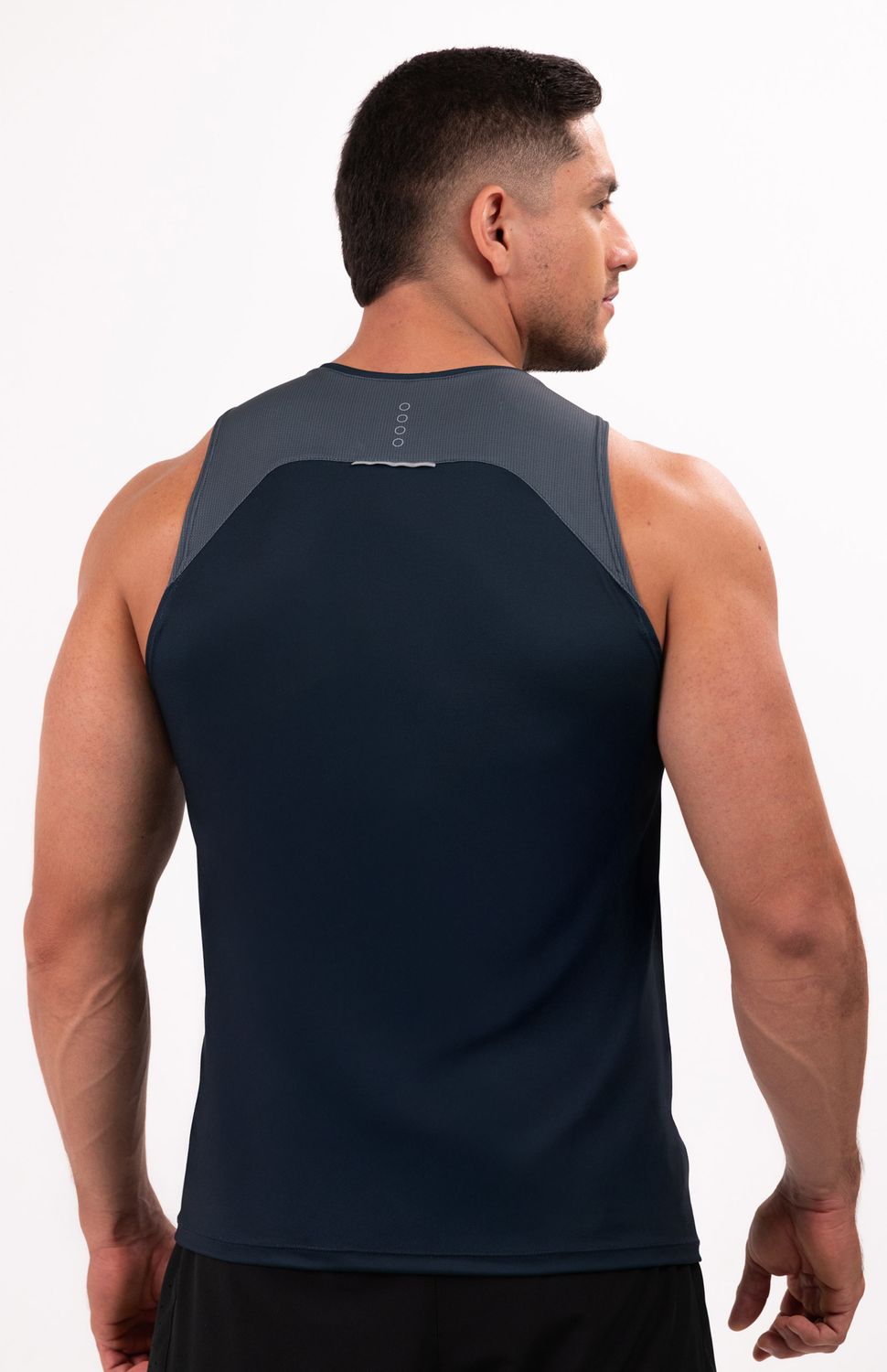 Esta camiseta esqueleto en tejido liviano microperforado, ofrece flujo de aire constante, manteniendo tu cuerpo fresco mientras levantas peso. Su diseño garantiza libertad total de movimiento y una ventilación superior, material ultraligero de secado rápido que elimina la humedad en segundos, ideal para esas sesiones donde das todo en el gym.
Ideal para: Gym, Levantamiento de pesas, Entrenamiento funcional, Crossfit.
 
 "https://static.wixstatic.com/media/02498f_6664442b3052428d85520d078e842bf2~mv2.jpg" 
 86000 
 true 
 765474163,574087863,573463925