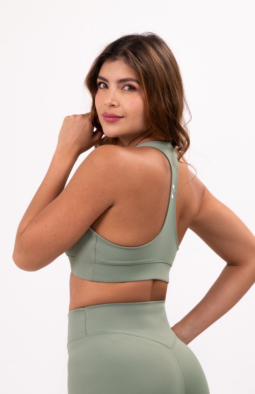 Muévete con confianza total, Top deportivo con espalda tipo tank top para máxima ventilación. Fabricado en material elástico de alta recuperación que mantiene su forma entrenamiento tras entrenamiento. Soporte medio ideal para actividades de impacto moderado. Libertad de movimiento y confianza en cada movimiento.
60000
true
801984901,801989584,820798273
https://video.wixstatic.com/video/02498f_eb56f00030254178a9bc07d0893e28f0/1080p/mp4/file.mp4