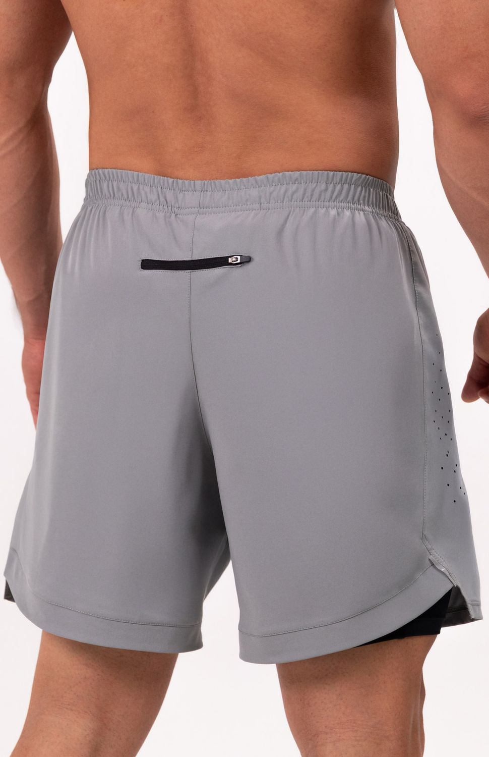 Pantaloneta de alto rendimiento que combina comodidad y tecnología en una sola prenda. Incluye boxer interno de compresión que proporciona soporte muscular y reduce la fricción durante el ejercicio, tejido liviano de secado, largo sobre la rodilla para óptima movilidad, elongación mecánica para movimientos sin restricciones, perforaciones con tecnología láser para máxima ventilación y bolsillo posterior con cierre seguro para objetos personales.
Ideal para Running, Gym , Entrenamientos de alta intensidad donde necesitas soporte, ventilación y almacenamiento seguro.
 
 "https://static.wixstatic.com/media/02498f_644de4f016ac45618a898e6a1e386546~mv2.jpg" 
 110000 
 true 
 765474163,574087863,573463925