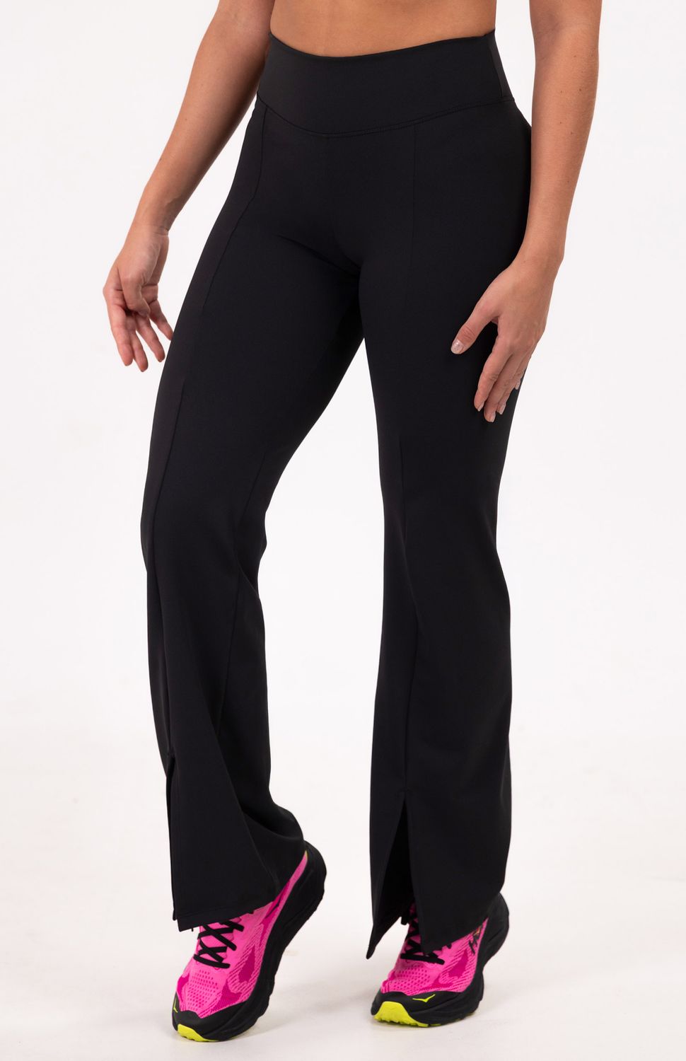 Tu nuevo esencial versátil nuestro pantalón flare en tejido compresivo con talle alto que sostiene y estiliza, más una abertura frontal que añade personalidad a cada paso. Ideal para prácticas como pilates,yoga,baile o como tu favorito casual-deportivo. 
 
 
 110000 
 true 
 801989594,801984903,820798274 
 https://video.wixstatic.com/video/02498f_010efcb08...