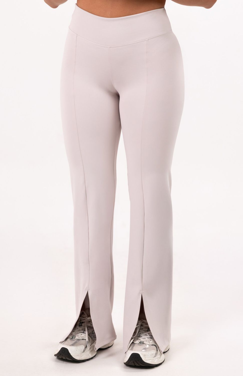 Tu nuevo esencial versátil nuestro pantalón flare en tejido compresivo con talle alto que sostiene y estiliza, más una abertura frontal que añade personalidad a cada paso. Ideal para prácticas como pilates,yoga,baile o como tu favorito casual-deportivo. 
 
 
 110000 
 true 
 801985626,801984901,820798273 
 https://video.wixstatic.com/video/02498f_f8fb0dff8a19434d919e431e25d40408/1080p/mp4/file.mp4