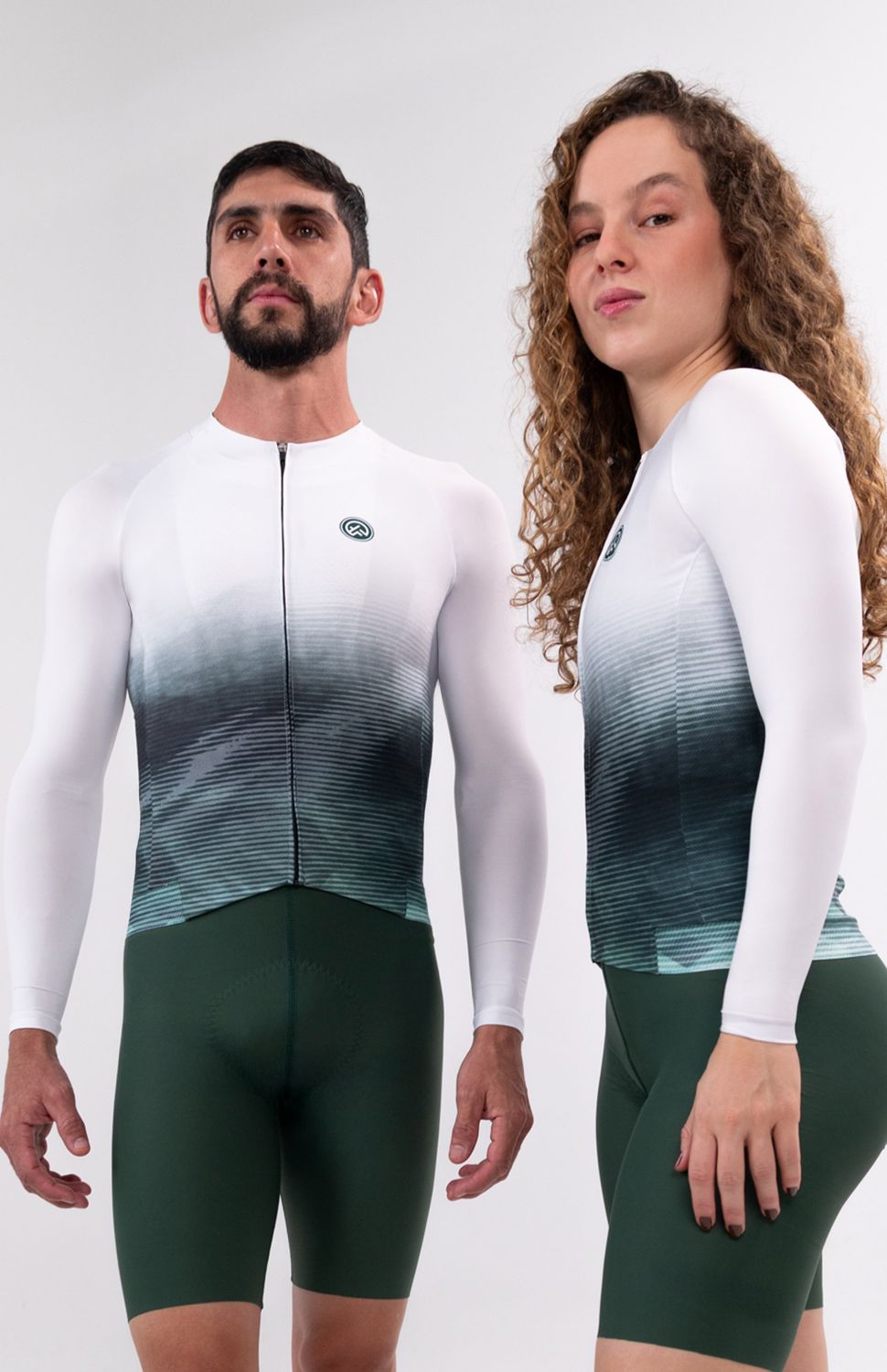 Nuestro Jersey manga larga tope de gama ha evolucionado, tejido ultraliviano para una elongación bidireccional, protección UV 50+, antimicrobial y rápido secado, las mangas con dobladillo y costuras, banda compresiva en el frente y siliconada en el posterior para un ajuste limpio y cómodo, cuello doble para evitar rozaduras de costuras, cierre semiautomático, peso 148 gr, FIT SEMIAJUSTADO.
https://static.wixstatic.com/media/02498f_608dc5fbb4964a53bd503749f748c6d6~mv2.jpg
160000
true
702346485,574087863,686525704