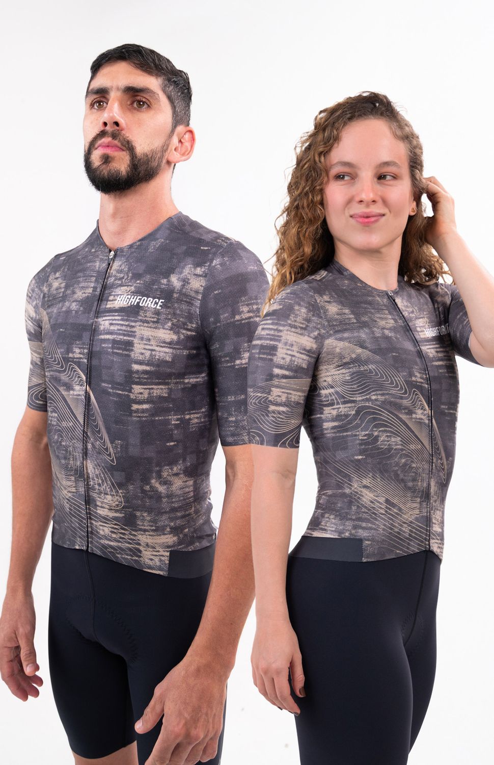 Nuestro Jersey tope de gama ha evolucionado, tejido ultraliviano con elongación bidireccional , protección UV 50+, antimicrobial y rápido secado ,su corte en manga desde el cuello hasta la sisa hace que se ajuste perfecto al cuerpo, las mangas con acabado limpio y antideslizante interno las mantendrán siempre ajustadas a tu brazo, banda compresiva en el frente y siliconada en el posterior para un ajuste limpio y cómodo, corte en costados para un fit perfecto, cuello doble para evitar rozaduras de costuras, cierre semiautomático, peso 143 gr, FIT SEMIAJUSTADO. 
 https://static.wixstatic.com/media/02498f_1ea93ad75e484fb293ac4bdc429afe6e~mv2.jpg 
 160000 
 true 
 702346485,574087863,686525704