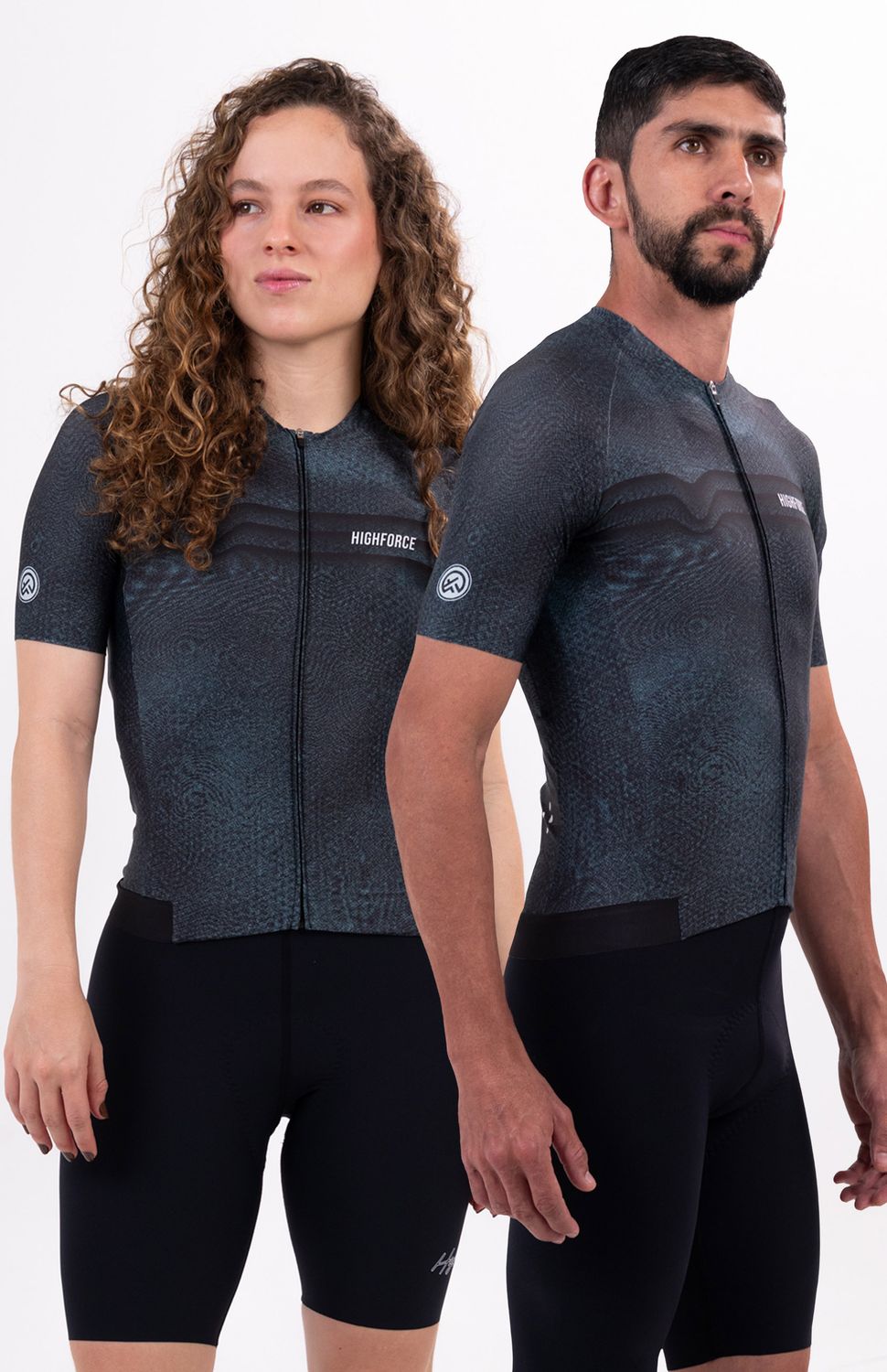 Nuestro Jersey tope de gama ha evolucionado, tejido ultraliviano con elongación bidireccional , protección UV 50+, antimicrobial y rápido secado ,su corte en manga desde el cuello hasta la sisa hace que se ajuste perfecto al cuerpo, las mangas con acabado limpio y antideslizante interno las mantendrán siempre ajustadas a tu brazo, banda compresiva en el frente y siliconada en el posterior para un ajuste limpio y cómodo, corte en costados para un fit perfecto, cuello doble para evitar rozaduras de costuras, cierre semiautomático, peso 143 gr, FIT SEMIAJUSTADO. 
 https://static.wixstatic.com/media/02498f_f0fea6db89394b60a3283283aa90fcf4~mv2.jpg 
 160000 
 true 
 702346485,574087863,686525704