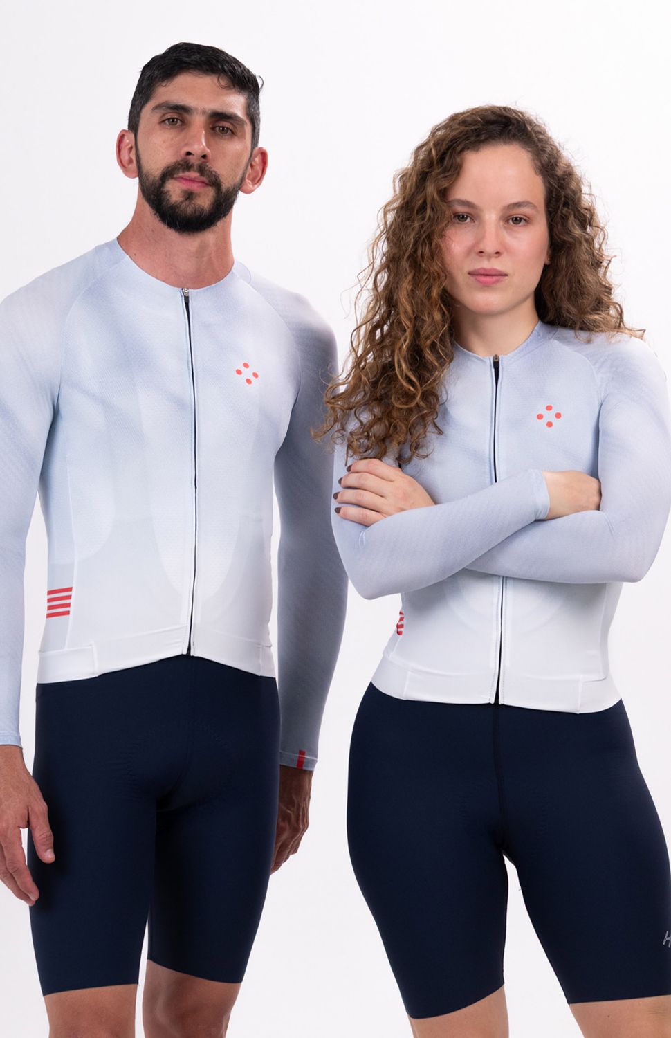 Nuestro Jersey manga larga tope de gama ha evolucionado, tejido ultraliviano para una elongación bidireccional, protección UV 50+, antimicrobial y rápido secado, las mangas con dobladillo y costuras, banda compresiva en el frente y siliconada en el posterior para un ajuste limpio y cómodo, cuello doble para evitar rozaduras de costuras, cierre semiautomático, peso 148 gr, FIT SEMIAJUSTADO.
https://static.wixstatic.com/media/02498f_608dc5fbb4964a53bd503749f748c6d6~mv2.jpg
160000
true
702346485,574087863,686525704