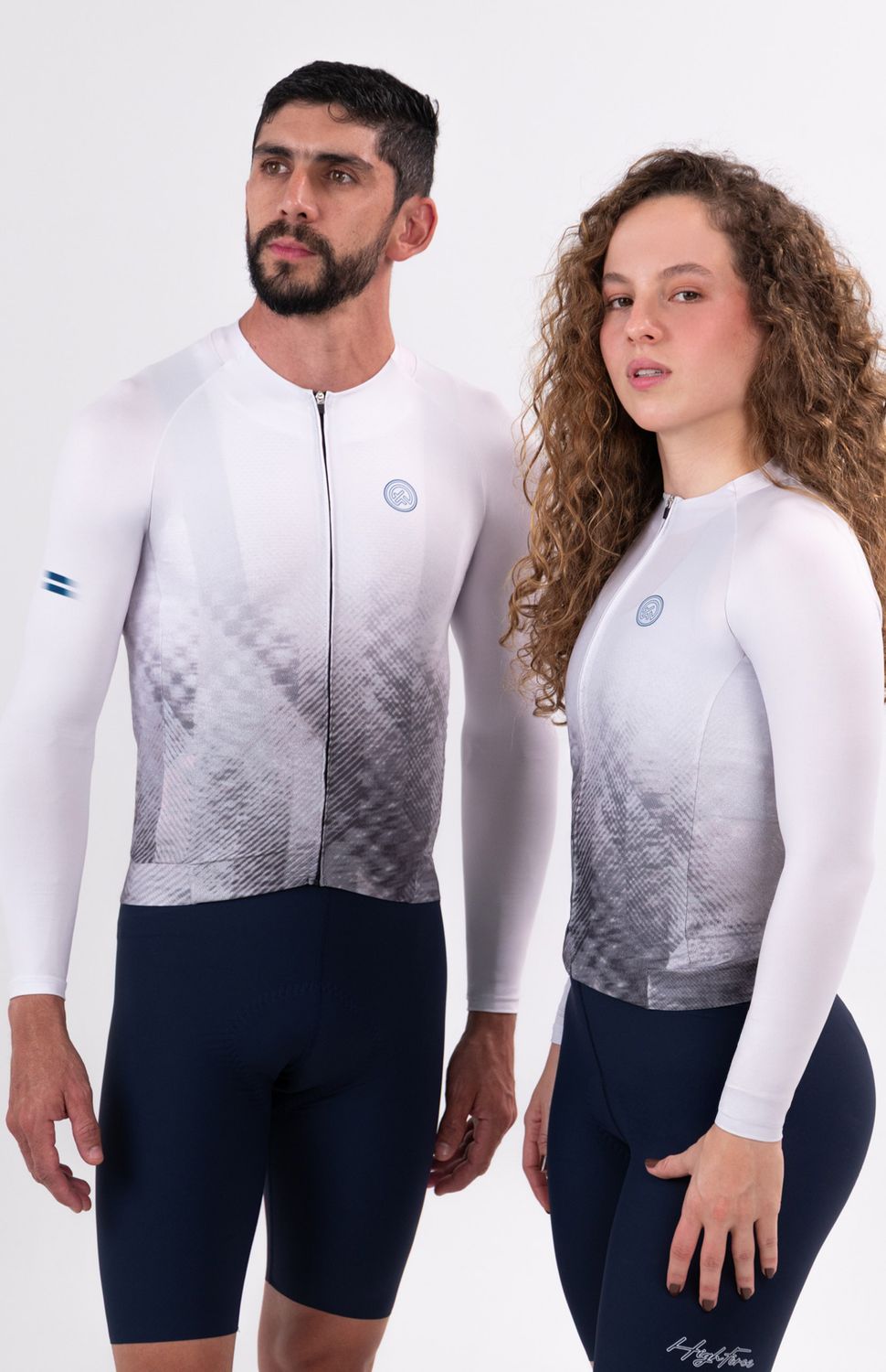 Nuestro Jersey manga larga tope de gama ha evolucionado, tejido ultraliviano para una elongación bidireccional, protección UV 50+, antimicrobial y rápido secado, las mangas con dobladillo y costuras, banda compresiva en el frente y siliconada en el posterior para un ajuste limpio y cómodo, cuello doble para evitar rozaduras de costuras, cierre semiautomático, peso 148 gr, FIT SEMIAJUSTADO.
https://static.wixstatic.com/media/02498f_608dc5fbb4964a53bd503749f748c6d6~mv2.jpg
160000
true
702346485,574087863,686525704