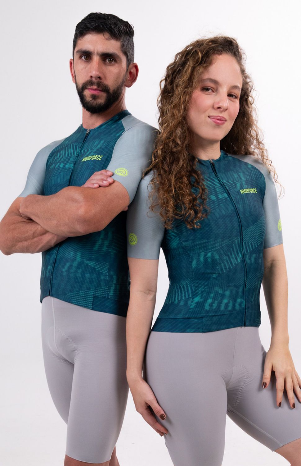 Nuestro Jersey tope de gama ha evolucionado, tejido ultraliviano con elongación bidireccional , protección UV 50+, antimicrobial y rápido secado ,su corte en manga desde el cuello hasta la sisa hace que se ajuste perfecto al cuerpo, las mangas con acabado limpio y antideslizante interno las mantendrán siempre ajustadas a tu brazo, banda compresiva en el frente y siliconada en el posterior para un ajuste limpio y cómodo, corte en costados para un fit perfecto, cuello doble para evitar rozaduras de costuras, cierre semiautomático, peso 143 gr, FIT SEMIAJUSTADO. 
 
 160000 
 true 
 702346485,574087863,686525704