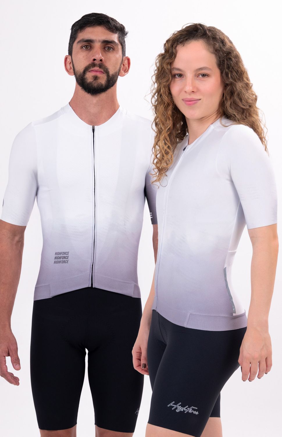 Nuestro Jersey tope de gama ha evolucionado, tejido ultraliviano con elongación bidireccional , protección UV 50+, antimicrobial y rápido secado ,su corte en manga desde el cuello hasta la sisa hace que se ajuste perfecto al cuerpo, las mangas con acabado limpio y antideslizante interno las mantendrán siempre ajustadas a tu brazo, banda compresiva en el frente y siliconada en el posterior para un ajuste limpio y cómodo, corte en costados para un fit perfecto, cuello doble para evitar rozaduras de costuras, cierre semiautomático, peso 143 gr, FIT SEMIAJUSTADO. 
 https://static.wixstatic.com/media/02498f_1ea93ad75e484fb293ac4bdc429afe6e~mv2.jpg 
 160000 
 true 
 702346485,574087863,686525704