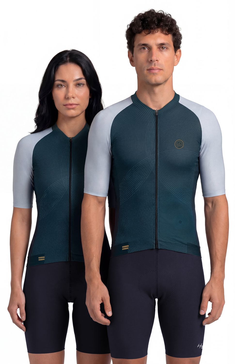 Jersey de Ciclismo Ultralight 3.0 Unisex Highforce Manga Ranglan
Diseñado específicamente para el ciclismo de ruta o montaña,esta prenda de alto rendimiento ofrece una sensación de segunda piel.Al fusionar ligereza extrema con un ajuste aerodinámico profesional,es la opción definitiva para optimizar tu velocidad y frescura en cada kilómetro.
• Peso Ultraliviano e Innovación:Confeccionado con un tejido técnico ultraliviano que reduce el peso al mínimo sin perder durabilidad.
• Máxima Transpirabilidad:Tecnología de secado rápido y una distribución eficiente del sudor.
• Ajuste Pro Unisex:Silueta aerodinámica que se adapta perfectamente a la anatomía de hombres y mujeres.
• Protección Solar:Textil técnico inteligente con protección UV integrada para rutas largas bajo el sol.
• Almacenamiento Funcional:Tres bolsillos traseros optimizados que no se bajan ni pierden la forma cuando están llenos. 
 
 160000 
 true 
 702346485,574087863,686525704