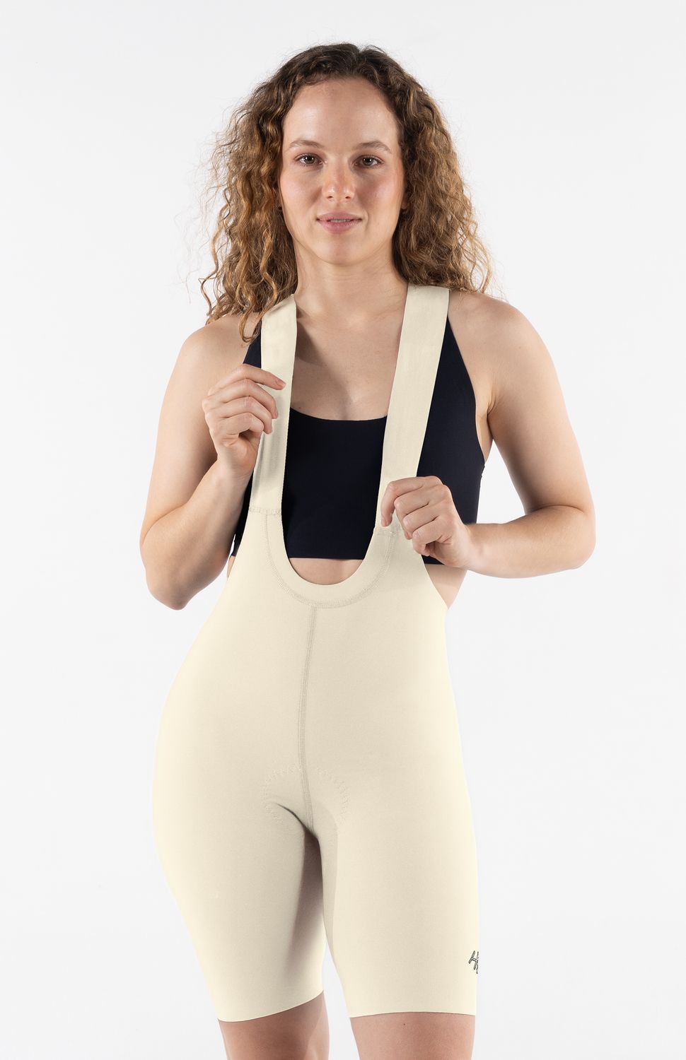 PANTALONETA DE CICLISMO ADVANCE SIN COSTURAS MUJER HIGHFORCE 
Lleva tus límites más lejos con la nueva licra de ciclismo advance.Diseñada para ciclistas que exigen el máximo confort en rutas de larga distancia, esta prenda de ciclismo premium combina un ajuste de alta compresión con tecnología textil de vanguardia.Es la aliada perfecta para reducir la fatiga muscular y garantizar una total libertad de movimiento en fondos de larga duración.

• Badana Italiana de Élite:Incorpora una badana italiana con espuma de 3 densidades, garantizando una protección óptima y soporte anatómico para recorridos de 9 horas.
• Tejido Compresivo Antifatiga:Confeccionada con textiles de alta tecnología que brindan soporte muscular localizado, mejorando la circulación y ayudando a evitar la fatiga muscular en entrenamientos intensos.
• Tecnología de Rápido Secado y Antimicrobial: Tecnologia con control de humedad que asegura un secado rápido y propiedades antimicrobiales que evitan la proliferación de bacterias y malos olores.
• Tirantas Ergonómicas:Tirantes antideslizantes que se adaptan perfectamente al torso sin generar puntos de presión ni rozaduras.
• Ajuste Antideslizante:Contorno de pierna siliconado que mantiene la prenda firmemente en su lugar, evitando desplazamientos incómodos durante el pedaleo.
• Ajuste Antideslizante:Contorno de pierna siliconado que mantiene la prenda firmemente en su lugar, evitando desplazamientos incómodos durante el pedaleo.
 
 320000 
 https://static.wixstatic.com/media/02498f_8747a18fbf6c47418d39f0fcd750161d~mv2.png 
 765476903,702363533,574078988