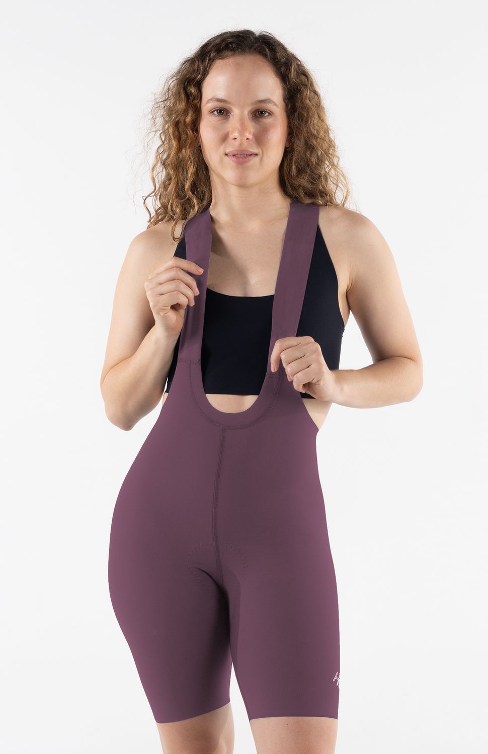PANTALONETA DE CICLISMO ADVANCE SIN COSTURAS MUJER HIGHFORCE 
Lleva tus límites más lejos con la nueva licra de ciclismo advance.Diseñada para ciclistas que exigen el máximo confort en rutas de larga distancia, esta prenda de ciclismo premium combina un ajuste de alta compresión con tecnología textil de vanguardia.Es la aliada perfecta para reducir la fatiga muscular y garantizar una total libertad de movimiento en fondos de larga duración.

• Badana Italiana de Élite:Incorpora una badana italiana con espuma de 3 densidades, garantizando una protección óptima y soporte anatómico para recorridos de 9 horas.
• Tejido Compresivo Antifatiga:Confeccionada con textiles de alta tecnología que brindan soporte muscular localizado, mejorando la circulación y ayudando a evitar la fatiga muscular en entrenamientos intensos.
• Tecnología de Rápido Secado y Antimicrobial: Tecnologia con control de humedad que asegura un secado rápido y propiedades antimicrobiales que evitan la proliferación de bacterias y malos olores.
• Tirantas Ergonómicas:Tirantes antideslizantes que se adaptan perfectamente al torso sin generar puntos de presión ni rozaduras.
• Ajuste Antideslizante:Contorno de pierna siliconado que mantiene la prenda firmemente en su lugar, evitando desplazamientos incómodos durante el pedaleo.
• Ajuste Antideslizante:Contorno de pierna siliconado que mantiene la prenda firmemente en su lugar, evitando desplazamientos incómodos durante el pedaleo.
 
 320000 
 https://static.wixstatic.com/media/02498f_8747a18fbf6c47418d39f0fcd750161d~mv2.png 
 765476903,702363533,574078988