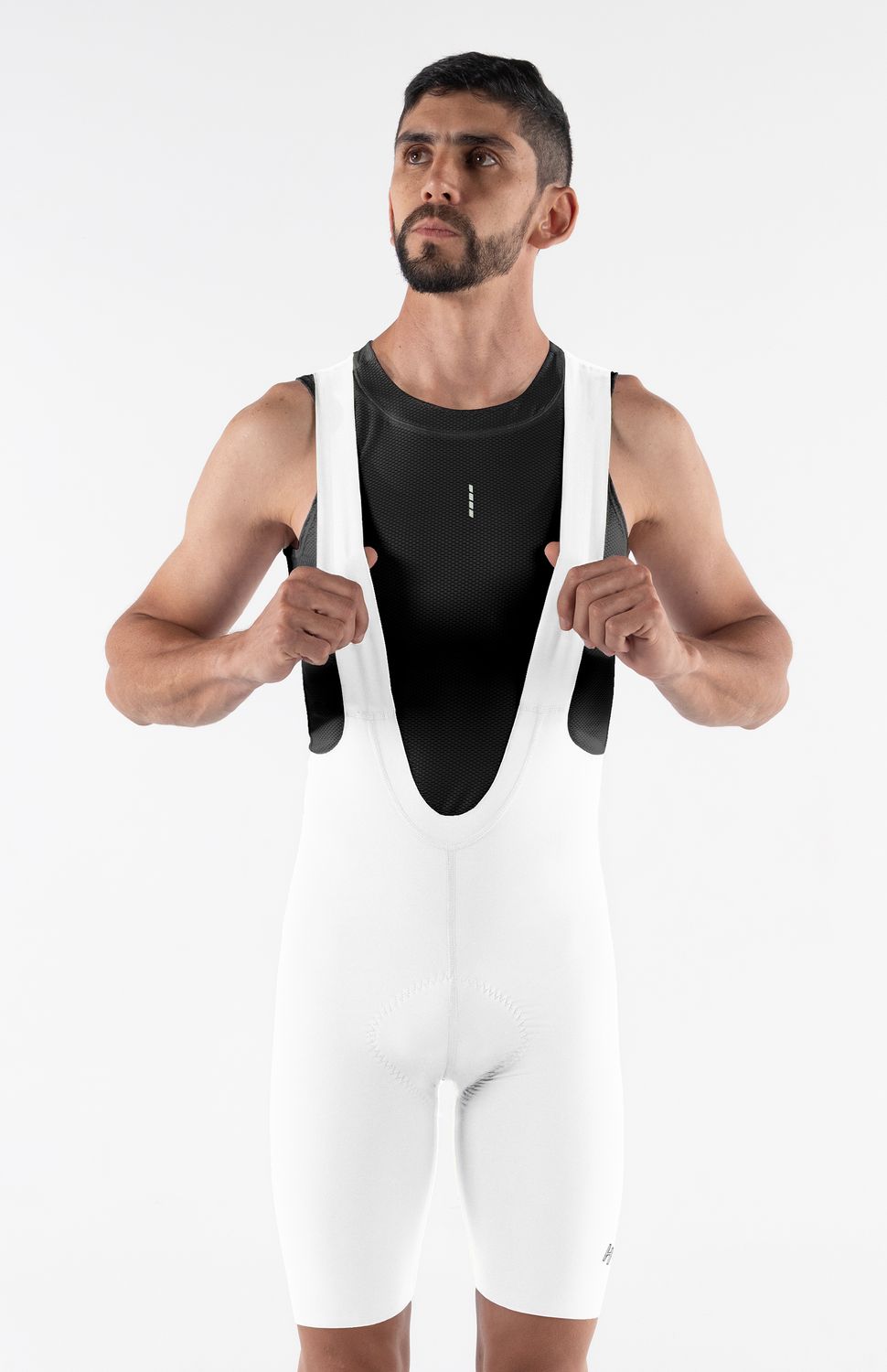 PANTALONETA DE CICLISMO ADVANCE SIN COSTURAS HOMBRE HIGHFORCE 
Lleva tus límites más lejos con la nueva licra de ciclismo advance.Diseñada para ciclistas que exigen el máximo confort en rutas de larga distancia, esta prenda de ciclismo premium combina un ajuste de alta compresión con tecnología textil de vanguardia.Es la aliada perfecta para reducir la fatiga muscular y garantizar una total libertad de movimiento en fondos de larga duración.
• Badana Italiana de Élite:Incorpora una badana italiana con espuma de 3 densidades, garantizando una protección óptima y soporte anatómico para recorridos de 9 horas.
• Tejido Compresivo Antifatiga:Confeccionada con textiles de alta tecnología que brindan soporte muscular localizado, mejorando la circulación y ayudando a evitar la fatiga muscular en entrenamientos intensos.
• Tecnología de Rápido Secado y Antimicrobial: Tecnologia con control de humedad que asegura un secado rápido y propiedades antimicrobiales que evitan la proliferación de bacterias y malos olores.
• Tirantas Ergonómicas:Tirantes antideslizantes que se adaptan perfectamente al torso sin generar puntos de presión ni rozaduras.
• Ajuste Antideslizante:Contorno de pierna siliconado que mantiene la prenda firmemente en su lugar, evitando desplazamientos incómodos durante el pedaleo.
• Ajuste Antideslizante:Contorno de pierna siliconado que mantiene la prenda firmemente en su lugar, evitando desplazamientos incómodos durante el pedaleo.
 
 320000 
 
 765476903,702363533,574078988