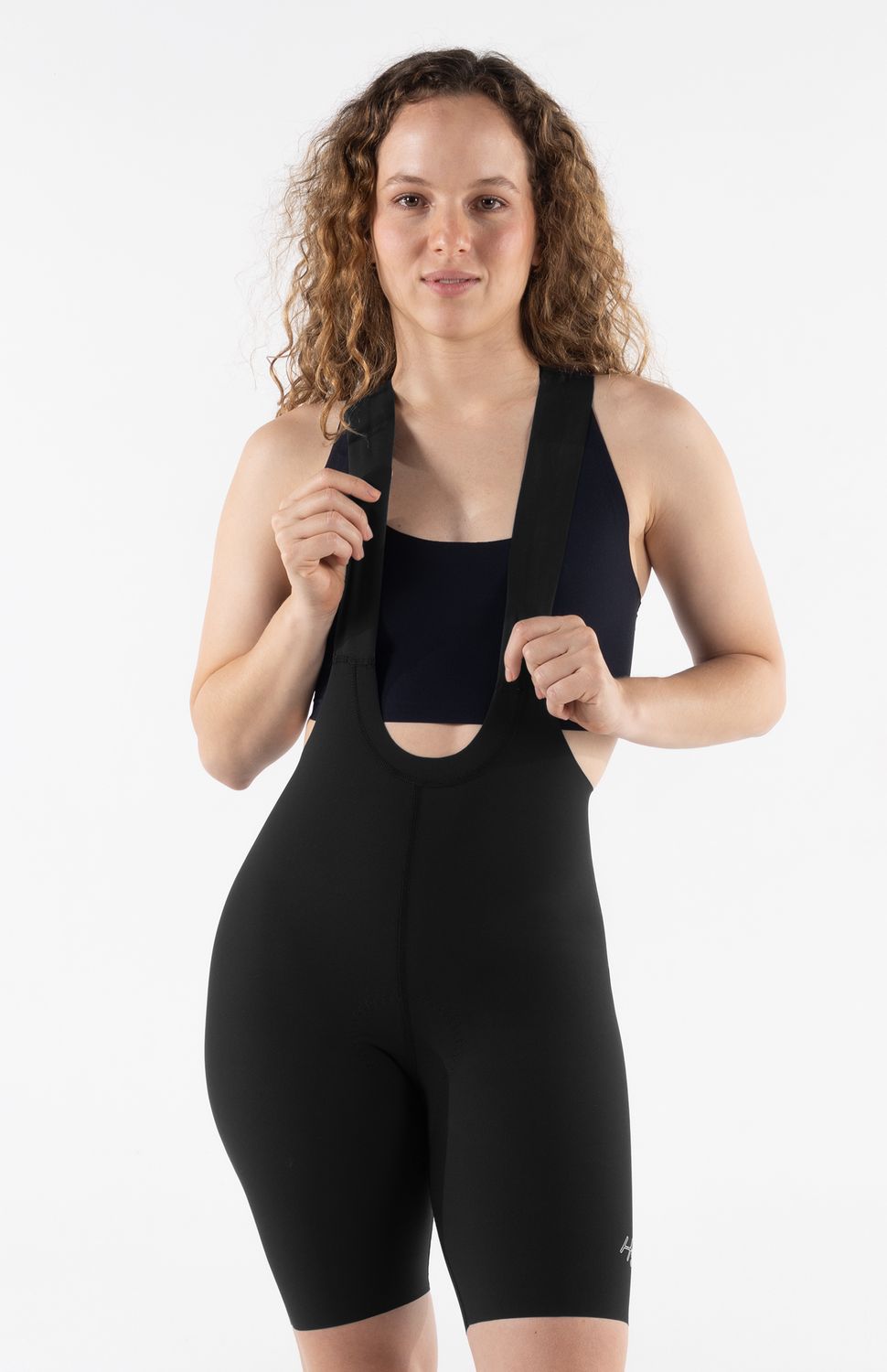 PANTALONETA DE CICLISMO ADVANCE SIN COSTURAS MUJER HIGHFORCE 
Lleva tus límites más lejos con la nueva licra de ciclismo advance.Diseñada para ciclistas que exigen el máximo confort en rutas de larga distancia, esta prenda de ciclismo premium combina un ajuste de alta compresión con tecnología textil de vanguardia.Es la aliada perfecta para reducir la fatiga muscular y garantizar una total libertad de movimiento en fondos de larga duración.

• Badana Italiana de Élite:Incorpora una badana italiana con espuma de 3 densidades, garantizando una protección óptima y soporte anatómico para recorridos de 9 horas.
• Tejido Compresivo Antifatiga:Confeccionada con textiles de alta tecnología que brindan soporte muscular localizado, mejorando la circulación y ayudando a evitar la fatiga muscular en entrenamientos intensos.
• Tecnología de Rápido Secado y Antimicrobial: Tecnologia con control de humedad que asegura un secado rápido y propiedades antimicrobiales que evitan la proliferación de bacterias y malos olores.
• Tirantas Ergonómicas:Tirantes antideslizantes que se adaptan perfectamente al torso sin generar puntos de presión ni rozaduras.
• Ajuste Antideslizante:Contorno de pierna siliconado que mantiene la prenda firmemente en su lugar, evitando desplazamientos incómodos durante el pedaleo.
• Ajuste Antideslizante:Contorno de pierna siliconado que mantiene la prenda firmemente en su lugar, evitando desplazamientos incómodos durante el pedaleo. 
 
 320000 
 https://static.wixstatic.com/media/02498f_8747a18fbf6c47418d39f0fcd750161d~mv2.png 
 765476903,702363533,574078988