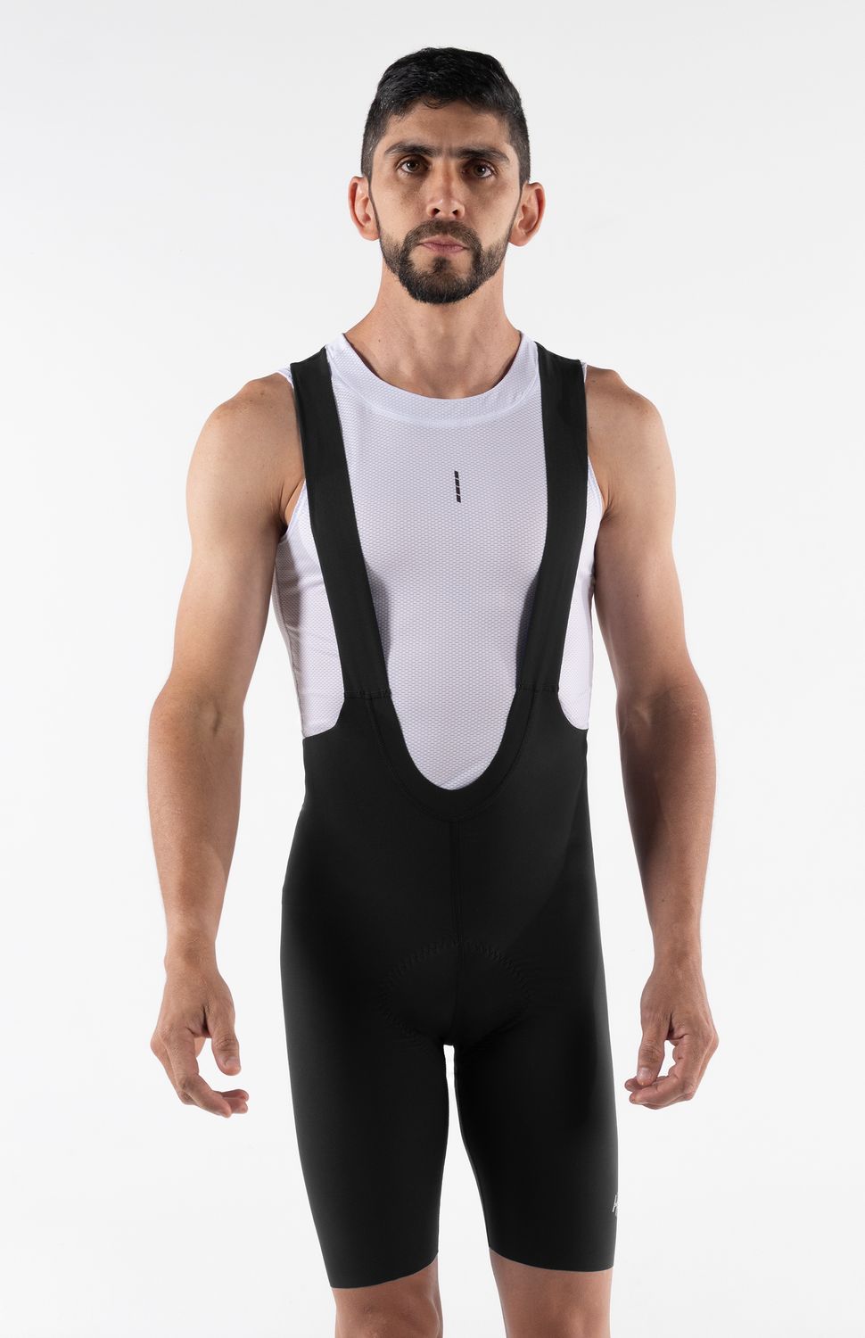 PANTALONETA DE CICLISMO ADVANCE SIN COSTURAS HOMBRE HIGHFORCE 
Lleva tus límites más lejos con la nueva licra de ciclismo advance.Diseñada para ciclistas que exigen el máximo confort en rutas de larga distancia, esta prenda de ciclismo premium combina un ajuste de alta compresión con tecnología textil de vanguardia.Es la aliada perfecta para reducir la fatiga muscular y garantizar una total libertad de movimiento en fondos de larga duración.
• Badana Italiana de Élite:Incorpora una badana italiana con espuma de 3 densidades, garantizando una protección óptima y soporte anatómico para recorridos de 9 horas.
• Tejido Compresivo Antifatiga:Confeccionada con textiles de alta tecnología que brindan soporte muscular localizado, mejorando la circulación y ayudando a evitar la fatiga muscular en entrenamientos intensos.
• Tecnología de Rápido Secado y Antimicrobial: Tecnologia con control de humedad que asegura un secado rápido y propiedades antimicrobiales que evitan la proliferación de bacterias y malos olores.
• Tirantas Ergonómicas:Tirantes antideslizantes que se adaptan perfectamente al torso sin generar puntos de presión ni rozaduras.
• Ajuste Antideslizante:Contorno de pierna siliconado que mantiene la prenda firmemente en su lugar, evitando desplazamientos incómodos durante el pedaleo.
• Ajuste Antideslizante:Contorno de pierna siliconado que mantiene la prenda firmemente en su lugar, evitando desplazamientos incómodos durante el pedaleo. 
 
 320000 
 
 765476903,702363533,574078988