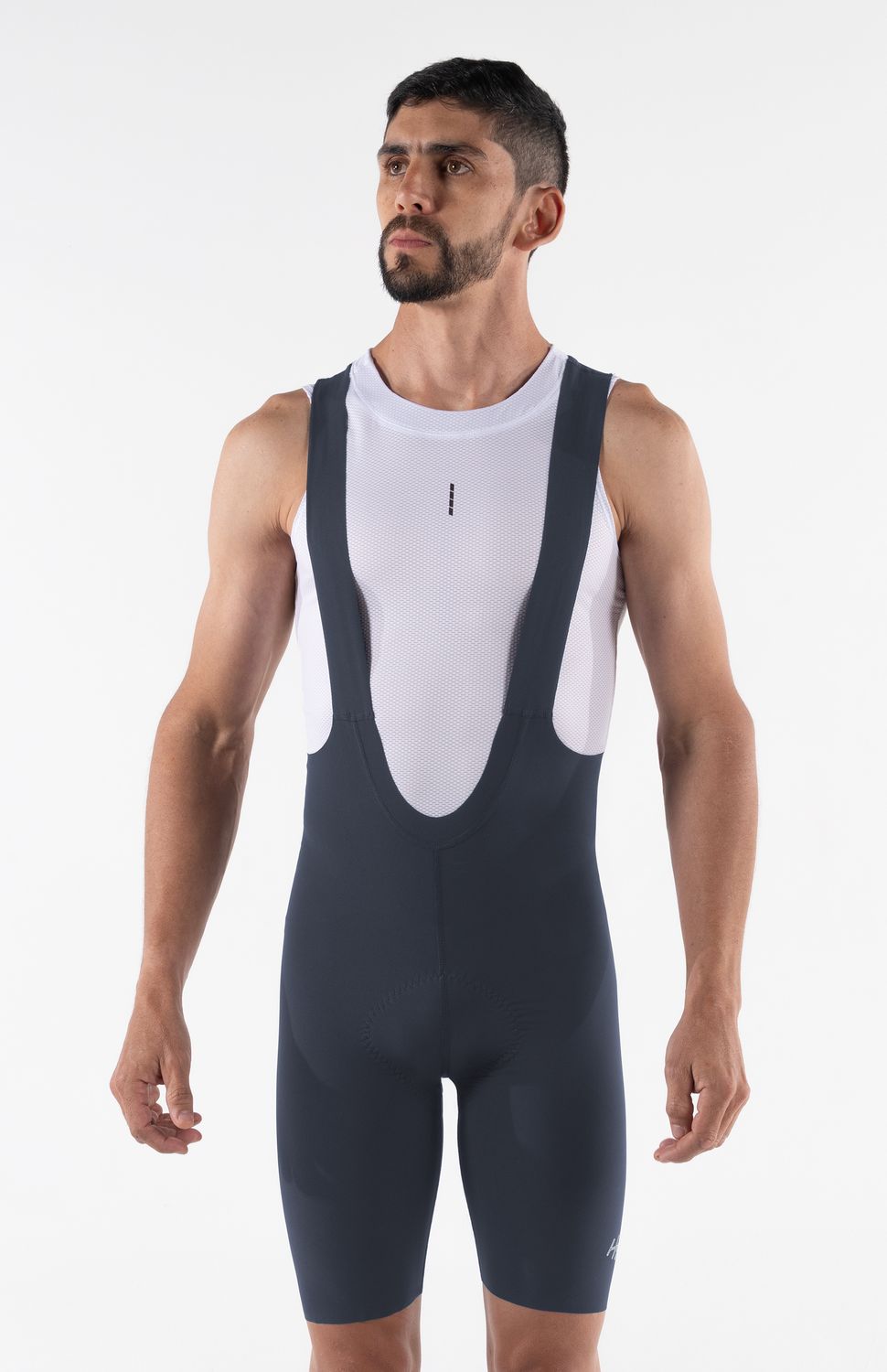 PANTALONETA DE CICLISMO ADVANCE SIN COSTURAS HOMBRE HIGHFORCE 
Lleva tus límites más lejos con la nueva licra de ciclismo advance.Diseñada para ciclistas que exigen el máximo confort en rutas de larga distancia, esta prenda de ciclismo premium combina un ajuste de alta compresión con tecnología textil de vanguardia.Es la aliada perfecta para reducir la fatiga muscular y garantizar una total libertad de movimiento en fondos de larga duración.
• Badana Italiana de Élite:Incorpora una badana italiana con espuma de 3 densidades, garantizando una protección óptima y soporte anatómico para recorridos de 9 horas.
• Tejido Compresivo Antifatiga:Confeccionada con textiles de alta tecnología que brindan soporte muscular localizado, mejorando la circulación y ayudando a evitar la fatiga muscular en entrenamientos intensos.
• Tecnología de Rápido Secado y Antimicrobial: Tecnologia con control de humedad que asegura un secado rápido y propiedades antimicrobiales que evitan la proliferación de bacterias y malos olores.
• Tirantas Ergonómicas:Tirantes antideslizantes que se adaptan perfectamente al torso sin generar puntos de presión ni rozaduras.
• Ajuste Antideslizante:Contorno de pierna siliconado que mantiene la prenda firmemente en su lugar, evitando desplazamientos incómodos durante el pedaleo.
• Ajuste Antideslizante:Contorno de pierna siliconado que mantiene la prenda firmemente en su lugar, evitando desplazamientos incómodos durante el pedaleo. 
 
 320000 
 
 765476903,702363533,574078988
