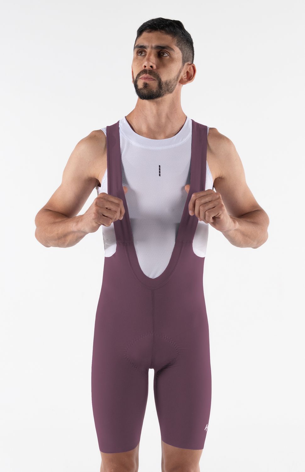 PANTALONETA DE CICLISMO ADVANCE SIN COSTURAS HOMBRE HIGHFORCE 
Lleva tus límites más lejos con la nueva licra de ciclismo advance.Diseñada para ciclistas que exigen el máximo confort en rutas de larga distancia, esta prenda de ciclismo premium combina un ajuste de alta compresión con tecnología textil de vanguardia.Es la aliada perfecta para reducir la fatiga muscular y garantizar una total libertad de movimiento en fondos de larga duración.
• Badana Italiana de Élite:Incorpora una badana italiana con espuma de 3 densidades, garantizando una protección óptima y soporte anatómico para recorridos de 9 horas.
• Tejido Compresivo Antifatiga:Confeccionada con textiles de alta tecnología que brindan soporte muscular localizado, mejorando la circulación y ayudando a evitar la fatiga muscular en entrenamientos intensos.
• Tecnología de Rápido Secado y Antimicrobial: Tecnologia con control de humedad que asegura un secado rápido y propiedades antimicrobiales que evitan la proliferación de bacterias y malos olores.
• Tirantas Ergonómicas:Tirantes antideslizantes que se adaptan perfectamente al torso sin generar puntos de presión ni rozaduras.
• Ajuste Antideslizante:Contorno de pierna siliconado que mantiene la prenda firmemente en su lugar, evitando desplazamientos incómodos durante el pedaleo.
• Ajuste Antideslizante:Contorno de pierna siliconado que mantiene la prenda firmemente en su lugar, evitando desplazamientos incómodos durante el pedaleo. 
 
 320000 
 
 765476903,702363533,574078988