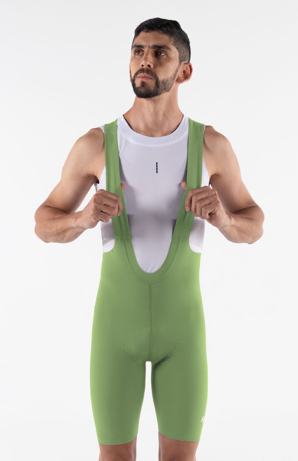 PANTALONETA DE CICLISMO ADVANCE SIN COSTURAS HOMBRE HIGHFORCE 
Lleva tus límites más lejos con la nueva licra de ciclismo advance.Diseñada para ciclistas que exigen el máximo confort en rutas de larga distancia, esta prenda de ciclismo premium combina un ajuste de alta compresión con tecnología textil de vanguardia.Es la aliada perfecta para reducir la fatiga muscular y garantizar una total libertad de movimiento en fondos de larga duración.
• Badana Italiana de Élite:Incorpora una badana italiana con espuma de 3 densidades, garantizando una protección óptima y soporte anatómico para recorridos de 9 horas.
• Tejido Compresivo Antifatiga:Confeccionada con textiles de alta tecnología que brindan soporte muscular localizado, mejorando la circulación y ayudando a evitar la fatiga muscular en entrenamientos intensos.
• Tecnología de Rápido Secado y Antimicrobial: Tecnologia con control de humedad que asegura un secado rápido y propiedades antimicrobiales que evitan la proliferación de bacterias y malos olores.
• Tirantas Ergonómicas:Tirantes antideslizantes que se adaptan perfectamente al torso sin generar puntos de presión ni rozaduras.
• Ajuste Antideslizante:Contorno de pierna siliconado que mantiene la prenda firmemente en su lugar, evitando desplazamientos incómodos durante el pedaleo.
• Ajuste Antideslizante:Contorno de pierna siliconado que mantiene la prenda firmemente en su lugar, evitando desplazamientos incómodos durante el pedaleo. 
 
 320000 
 
 765476903,702363533,574078988