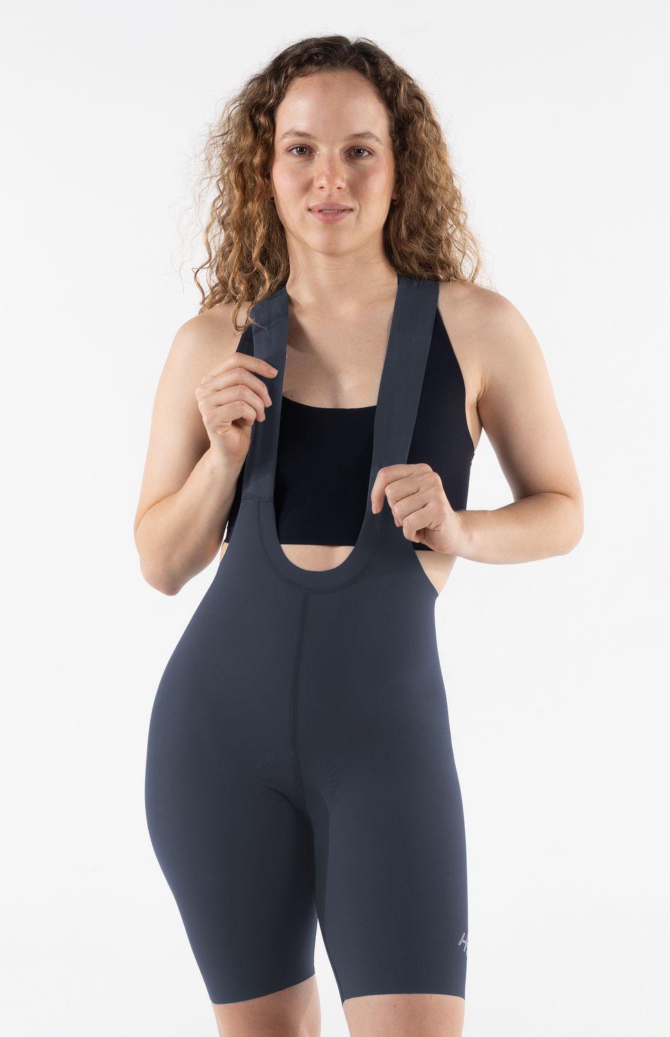 PANTALONETA DE CICLISMO ADVANCE SIN COSTURAS MUJER HIGHFORCE 
Lleva tus límites más lejos con la nueva licra de ciclismo advance.Diseñada para ciclistas que exigen el máximo confort en rutas de larga distancia, esta prenda de ciclismo premium combina un ajuste de alta compresión con tecnología textil de vanguardia.Es la aliada perfecta para reducir la fatiga muscular y garantizar una total libertad de movimiento en fondos de larga duración.

• Badana Italiana de Élite:Incorpora una badana italiana con espuma de 3 densidades, garantizando una protección óptima y soporte anatómico para recorridos de 9 horas.
• Tejido Compresivo Antifatiga:Confeccionada con textiles de alta tecnología que brindan soporte muscular localizado, mejorando la circulación y ayudando a evitar la fatiga muscular en entrenamientos intensos.
• Tecnología de Rápido Secado y Antimicrobial: Tecnologia con control de humedad que asegura un secado rápido y propiedades antimicrobiales que evitan la proliferación de bacterias y malos olores.
• Tirantas Ergonómicas:Tirantes antideslizantes que se adaptan perfectamente al torso sin generar puntos de presión ni rozaduras.
• Ajuste Antideslizante:Contorno de pierna siliconado que mantiene la prenda firmemente en su lugar, evitando desplazamientos incómodos durante el pedaleo.
• Ajuste Antideslizante:Contorno de pierna siliconado que mantiene la prenda firmemente en su lugar, evitando desplazamientos incómodos durante el pedaleo.
 
 320000 
 https://static.wixstatic.com/media/02498f_8747a18fbf6c47418d39f0fcd750161d~mv2.png 
 765476903,702363533,574078988