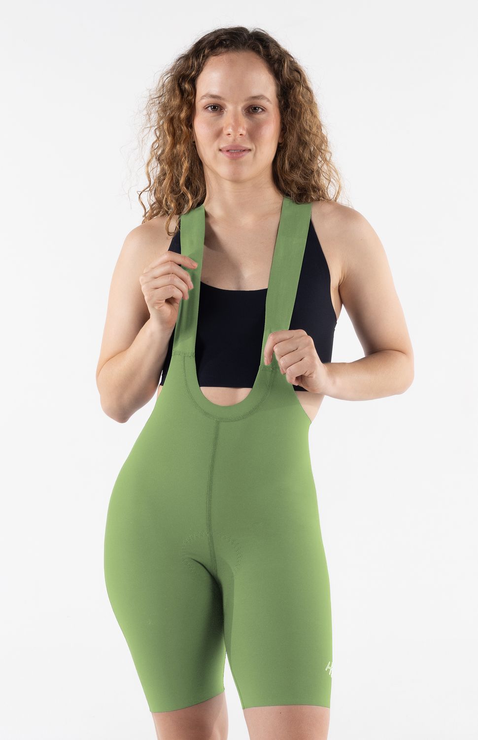 PANTALONETA DE CICLISMO ADVANCE SIN COSTURAS MUJER HIGHFORCE 
Lleva tus límites más lejos con la nueva licra de ciclismo advance.Diseñada para ciclistas que exigen el máximo confort en rutas de larga distancia, esta prenda de ciclismo premium combina un ajuste de alta compresión con tecnología textil de vanguardia.Es la aliada perfecta para reducir la fatiga muscular y garantizar una total libertad de movimiento en fondos de larga duración.

• Badana Italiana de Élite:Incorpora una badana italiana con espuma de 3 densidades, garantizando una protección óptima y soporte anatómico para recorridos de 9 horas.
• Tejido Compresivo Antifatiga:Confeccionada con textiles de alta tecnología que brindan soporte muscular localizado, mejorando la circulación y ayudando a evitar la fatiga muscular en entrenamientos intensos.
• Tecnología de Rápido Secado y Antimicrobial: Tecnologia con control de humedad que asegura un secado rápido y propiedades antimicrobiales que evitan la proliferación de bacterias y malos olores.
• Tirantas Ergonómicas:Tirantes antideslizantes que se adaptan perfectamente al torso sin generar puntos de presión ni rozaduras.
• Ajuste Antideslizante:Contorno de pierna siliconado que mantiene la prenda firmemente en su lugar, evitando desplazamientos incómodos durante el pedaleo.
• Ajuste Antideslizante:Contorno de pierna siliconado que mantiene la prenda firmemente en su lugar, evitando desplazamientos incómodos durante el pedaleo. 
 
 320000 
 https://static.wixstatic.com/media/02498f_8747a18fbf6c47418d39f0fcd750161d~mv2.png 
 765476903,702363533,574078988