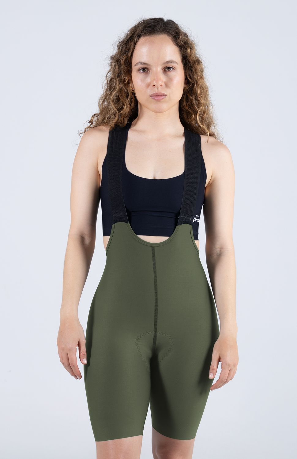 LICRA CLASSIC DE CICLISMO SIN COSTURAS MUJER
Si buscas la mejor licra de ciclismo calidad-precio, la línea Classic redefine lo que una prenda de entrada debe ser. Al fusionar un tejido liviano transpirable con componentes premium como su badana italiana para recorridos de 6 horas es la elección ideal tanto para tus sesiones de ciclismo de ruta semanales, entrenamientos de spinning o salidas de fin de semana.
• Construcción Sin Costuras:Diseño avanzado que elimina las costuras laterales para reducir la fricción, evitar rozaduras y garantizar una comodidad fluida en todo momento.
• Badana Italiana de 6 Horas:Equipada con una badana italiana ergonómica optimizada para brindar un soporte excelente y absorción de impactos en recorridos de hasta 6 horas.
• Tejido Liviano de Ajuste Perfecto:Textil inteligente y ligero que se ajusta al cuerpo como una segunda piel, proporcionando libertad de movimiento y una silueta estilizada.
• Tirantas Microperforadas:Tirantes de malla ultra transpirable que optimizan el flujo de aire, garantizando un mejor transporte de humedad y sudor en el torso.
• Control de Humedad: Tecnología de rápido secado que mantiene la piel fresca y seca incluso en los días más activos.
• Ajuste Antideslizante:Antideslizante interno en la pierna que mantiene la licra firme en su lugar durante todo el pedaleo.
 
 195000 
 https://static.wixstatic.com/media/02498f_fe7e7db23a284121b479be1e603ee779~mv2.png 
 765476903,702363533,574078988
