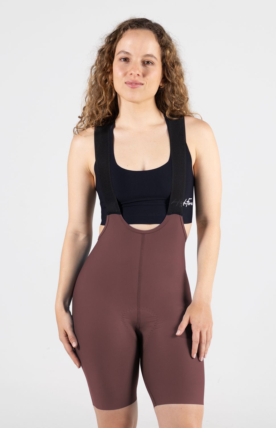 LICRA CLASSIC DE CICLISMO SIN COSTURAS MUJER
Si buscas la mejor licra de ciclismo calidad-precio, la línea Classic redefine lo que una prenda de entrada debe ser. Al fusionar un tejido liviano transpirable con componentes premium como su badana italiana para recorridos de 6 horas es la elección ideal tanto para tus sesiones de ciclismo de ruta semanales, entrenamientos de spinning o salidas de fin de semana.
• Construcción Sin Costuras:Diseño avanzado que elimina las costuras laterales para reducir la fricción, evitar rozaduras y garantizar una comodidad fluida en todo momento.
• Badana Italiana de 6 Horas:Equipada con una badana italiana ergonómica optimizada para brindar un soporte excelente y absorción de impactos en recorridos de hasta 6 horas.
• Tejido Liviano de Ajuste Perfecto:Textil inteligente y ligero que se ajusta al cuerpo como una segunda piel, proporcionando libertad de movimiento y una silueta estilizada.
• Tirantas Microperforadas:Tirantes de malla ultra transpirable que optimizan el flujo de aire, garantizando un mejor transporte de humedad y sudor en el torso.
• Control de Humedad: Tecnología de rápido secado que mantiene la piel fresca y seca incluso en los días más activos.
• Ajuste Antideslizante:Antideslizante interno en la pierna que mantiene la licra firme en su lugar durante todo el pedaleo.
 
 195000 
 https://static.wixstatic.com/media/02498f_fe7e7db23a284121b479be1e603ee779~mv2.png 
 765476903,702363533,574078988