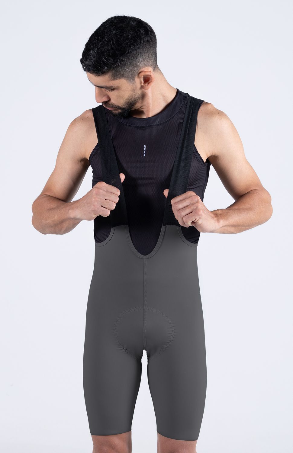 LICRA CLASSIC DE CICLISMO SIN COSTURAS HOMBRE
Si buscas la mejor licra de ciclismo calidad-precio, la línea Classic redefine lo que una prenda de entrada debe ser. Al fusionar un tejido liviano transpirable con componentes premium como su badana italiana para recorridos de 6 horas es la elección ideal tanto para tus sesiones de ciclismo de ruta semanales, entrenamientos de spinning o salidas de fin de semana.
• Construcción Sin Costuras:Diseño avanzado que elimina las costuras laterales para reducir la fricción, evitar rozaduras y garantizar una comodidad fluida en todo momento.
• Badana Italiana de 6 Horas:Equipada con una badana italiana ergonómica optimizada para brindar un soporte excelente y absorción de impactos en recorridos de hasta 6 horas.
• Tejido Liviano de Ajuste Perfecto:Textil inteligente y ligero que se ajusta al cuerpo como una segunda piel, proporcionando libertad de movimiento y una silueta estilizada.
• Tirantas Microperforadas:Tirantes de malla ultra transpirable que optimizan el flujo de aire, garantizando un mejor transporte de humedad y sudor en el torso.
• Control de Humedad: Tecnología de rápido secado que mantiene la piel fresca y seca incluso en los días más activos.
• Ajuste Antideslizante:Antideslizante interno en la pierna que mantiene la licra firme en su lugar durante todo el pedaleo.
 
 195000 
 https://static.wixstatic.com/media/02498f_f7a96e6a57b6440099f7c71fbbc4c7c2~mv2.png 
 765476903,702363533,574078988