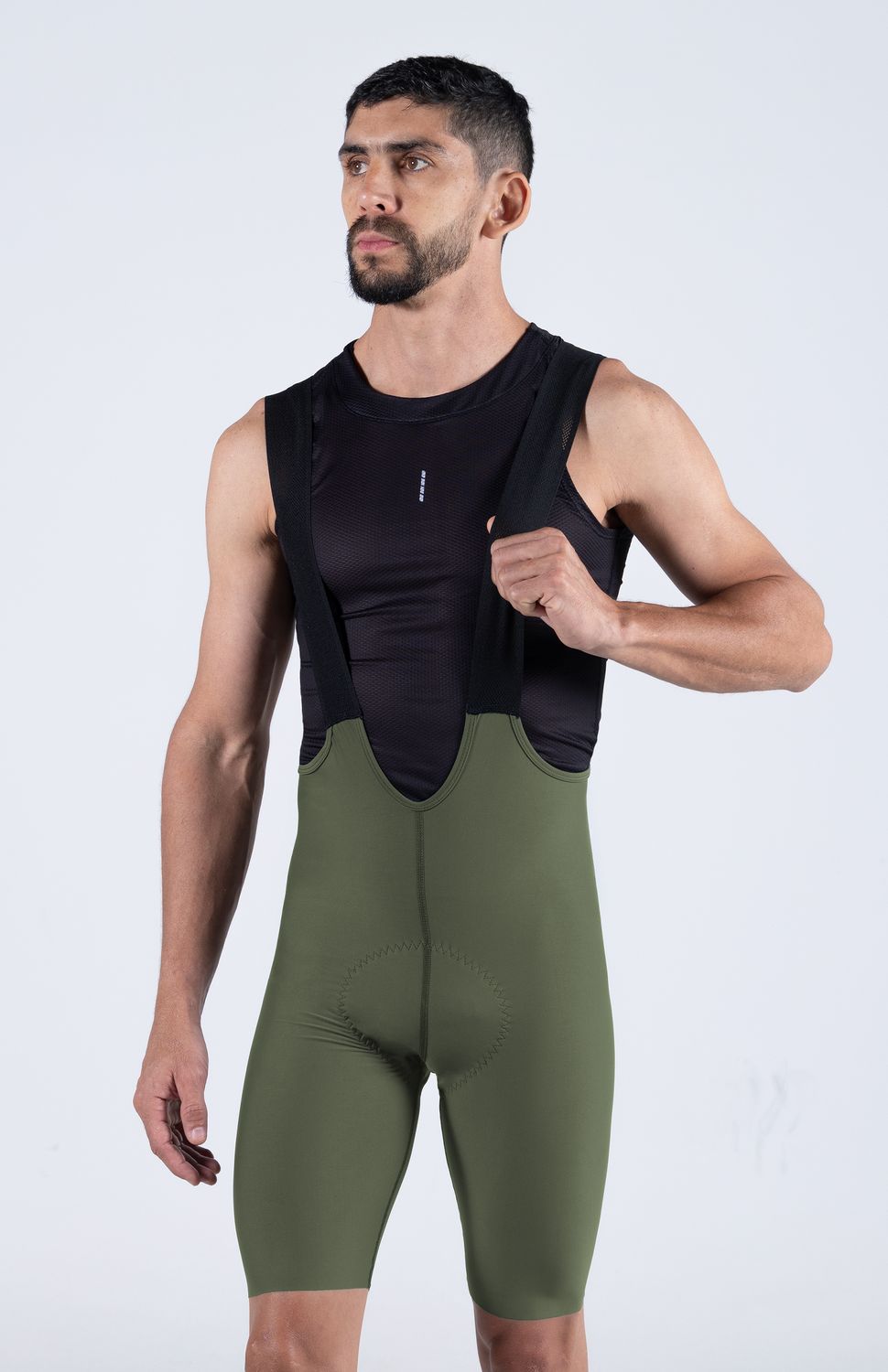 LICRA CLASSIC DE CICLISMO SIN COSTURAS HOMBRE
Si buscas la mejor licra de ciclismo calidad-precio, la línea Classic redefine lo que una prenda de entrada debe ser. Al fusionar un tejido liviano transpirable con componentes premium como su badana italiana para recorridos de 6 horas es la elección ideal tanto para tus sesiones de ciclismo de ruta semanales, entrenamientos de spinning o salidas de fin de semana.
• Construcción Sin Costuras:Diseño avanzado que elimina las costuras laterales para reducir la fricción, evitar rozaduras y garantizar una comodidad fluida en todo momento.
• Badana Italiana de 6 Horas:Equipada con una badana italiana ergonómica optimizada para brindar un soporte excelente y absorción de impactos en recorridos de hasta 6 horas.
• Tejido Liviano de Ajuste Perfecto:Textil inteligente y ligero que se ajusta al cuerpo como una segunda piel, proporcionando libertad de movimiento y una silueta estilizada.
• Tirantas Microperforadas:Tirantes de malla ultra transpirable que optimizan el flujo de aire, garantizando un mejor transporte de humedad y sudor en el torso.
• Control de Humedad: Tecnología de rápido secado que mantiene la piel fresca y seca incluso en los días más activos.
• Ajuste Antideslizante:Antideslizante interno en la pierna que mantiene la licra firme en su lugar durante todo el pedaleo.
 
 195000 
 
 765476903,702363533,574078988