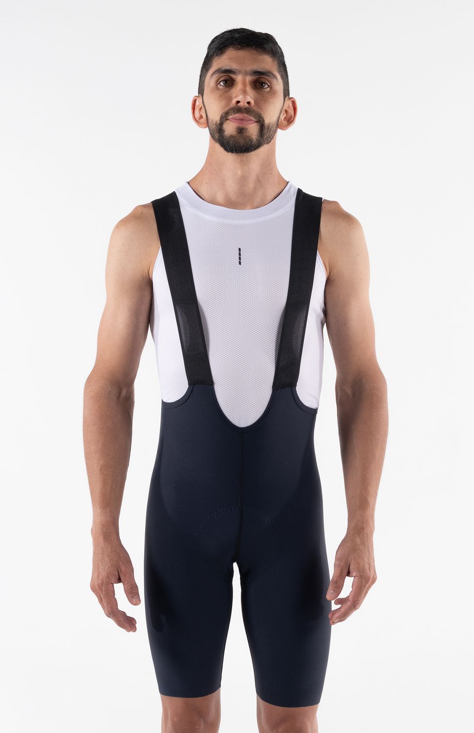LICRA CLASSIC DE CICLISMO SIN COSTURAS HOMBRE
Si buscas la mejor licra de ciclismo calidad-precio, la línea Classic redefine lo que una prenda de entrada debe ser. Al fusionar un tejido liviano transpirable con componentes premium como su badana italiana para recorridos de 6 horas es la elección ideal tanto para tus sesiones de ciclismo de ruta semanales, entrenamientos de spinning o salidas de fin de semana.
• Construcción Sin Costuras:Diseño avanzado que elimina las costuras laterales para reducir la fricción, evitar rozaduras y garantizar una comodidad fluida en todo momento.
• Badana Italiana de 6 Horas:Equipada con una badana italiana ergonómica optimizada para brindar un soporte excelente y absorción de impactos en recorridos de hasta 6 horas.
• Tejido Liviano de Ajuste Perfecto:Textil inteligente y ligero que se ajusta al cuerpo como una segunda piel, proporcionando libertad de movimiento y una silueta estilizada.
• Tirantas Microperforadas:Tirantes de malla ultra transpirable que optimizan el flujo de aire, garantizando un mejor transporte de humedad y sudor en el torso.
• Control de Humedad: Tecnología de rápido secado que mantiene la piel fresca y seca incluso en los días más activos.
• Ajuste Antideslizante:Antideslizante interno en la pierna que mantiene la licra firme en su lugar durante todo el pedaleo.

 
 195000 
 https://static.wixstatic.com/media/02498f_f7a96e6a57b6440099f7c71fbbc4c7c2~mv2.png 
 765476903,702363533,574078988