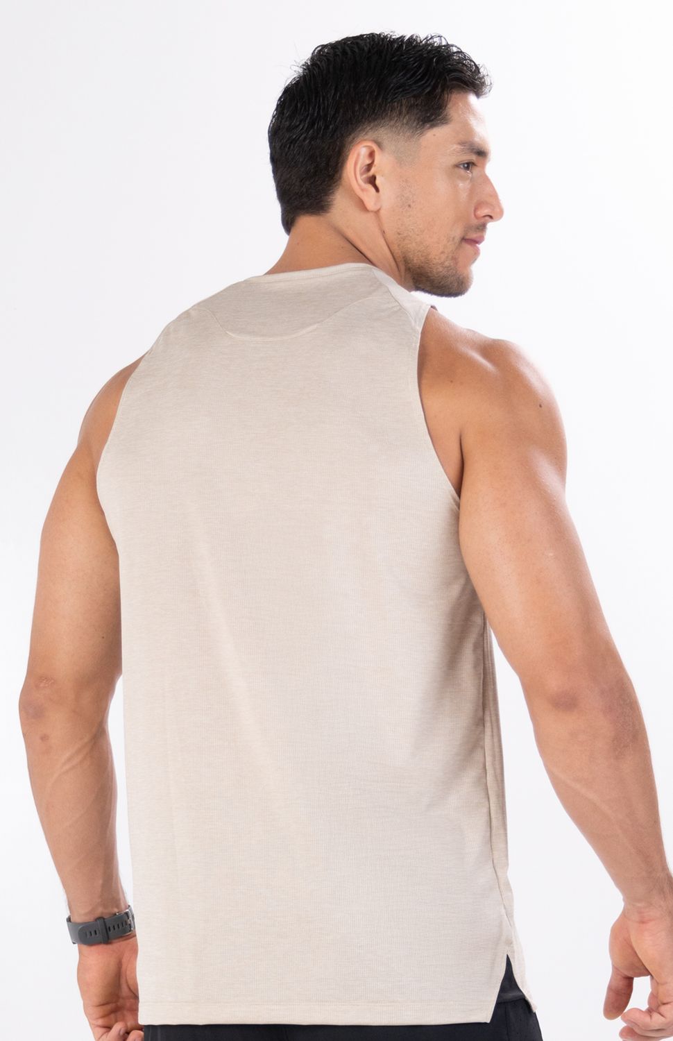 Lleva tu frescura e intensidad al siguiente nivel con la nueva Camiseta Deportiva Manga Sisa Highforce para hombre. Diseñada bajo una silueta tipo musculosa de corte atlético, esta prenda ofrece la cobertura ideal en la zona posterior combinada con una total libertad de movimiento en los brazos. Cuenta con innovadoras aberturas laterales en corte "V", una estructura técnica en el dobladillo inferior que evita que la prenda se entalle en las caderas, permitiendo una zancada fluida en entrenamientos de running, crossfit o sesiones de fuerza.
Su confección incorpora un avanzado tejido microperforado de alta ingeniería que actúa como una red de ventilación constante, disipando el calor corporal de manera inmediata. Equipada con tecnología de rápido secado y protección antimicrobiana permanente, esta camiseta expulsa la humedad hacia el exterior en tiempo récord para evitar que sume peso por el sudor, bloqueando eficazmente las bacterias que generan el mal olor para mantenerte fresco, cómodo y enfocado en tus metas diarias.
Beneficios Clave:
•	Silueta Musculosa Ergonómica: Corte superior que protege la zona de los hombros y la espalda contra fricciones, ideal para usar con chalecos de running o barras de gimnasio.
•	Máxima Ventilación Microperforada: Tejido ultraligero microperforado permite un flujo de aire continuo y una sensación de libertad.
•	Aberturas Laterales en V: Diseñadas para garantizar una movilidad sin restricciones en la zona media.
•	Control de Humedad y Olor: Sistema de secado rápido que disipa el sudor al instante combinado con acción antimicrobiana permanente de alta duración.

 
 
 70000 
 true 
 765474163,574087863,573463925
